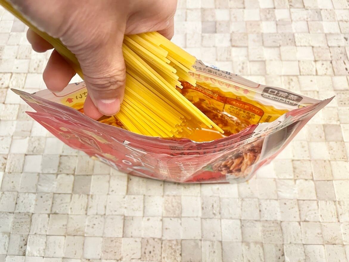 パスタをパキット折って入れる