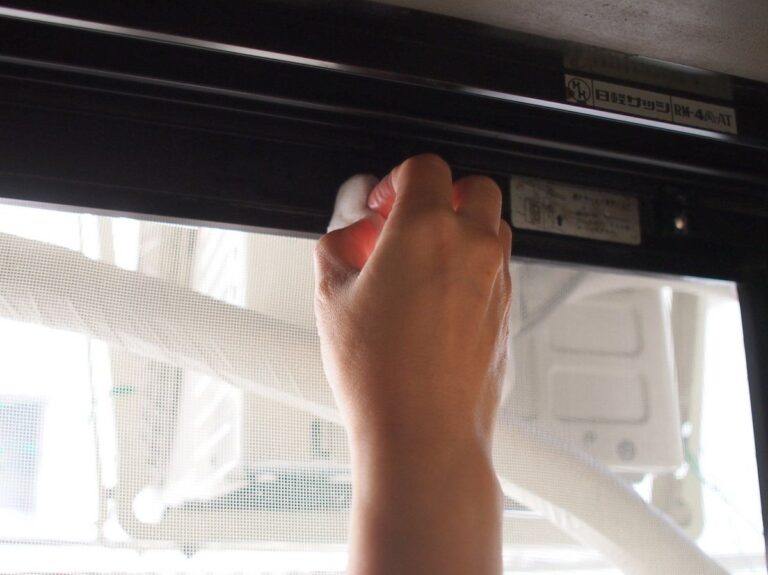 シンプル・イズ・ベスト!?網戸をピカピカにする方法をプロに聞いたらカンタンすぎた