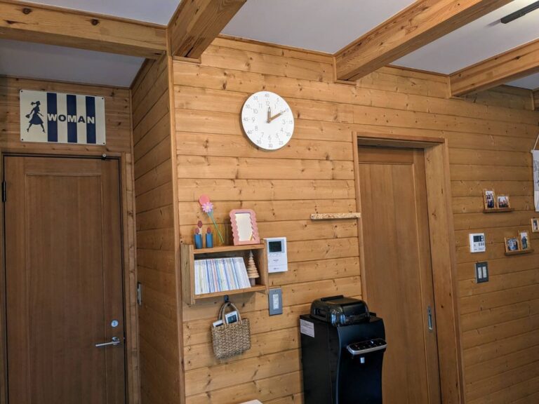 【インテリアに馴染む】“ダサくて高いイメージを払拭！“リビングに置きたい知育時計