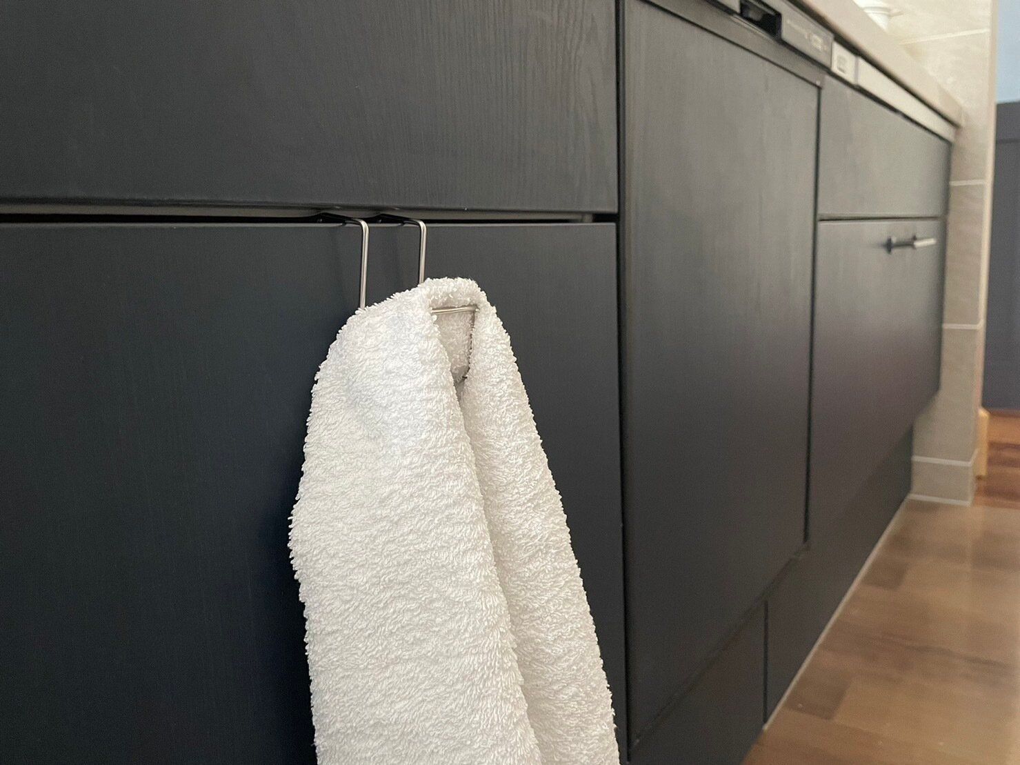 【無印良品】家事の悩み、不便をいっぺんに解決!?「扉につけるフック」が万能に使える