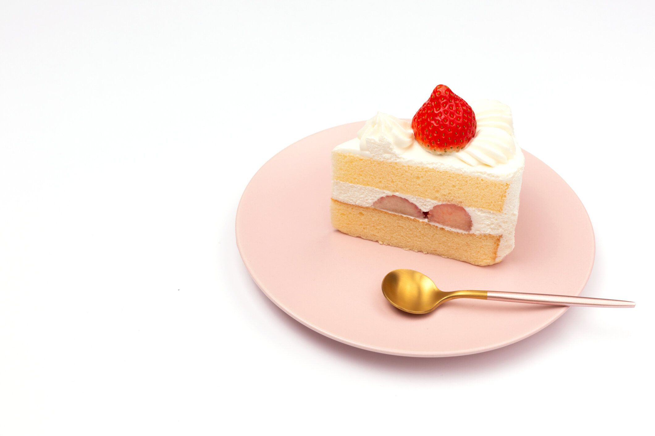 ピンク板にイチゴのショート ケーキ