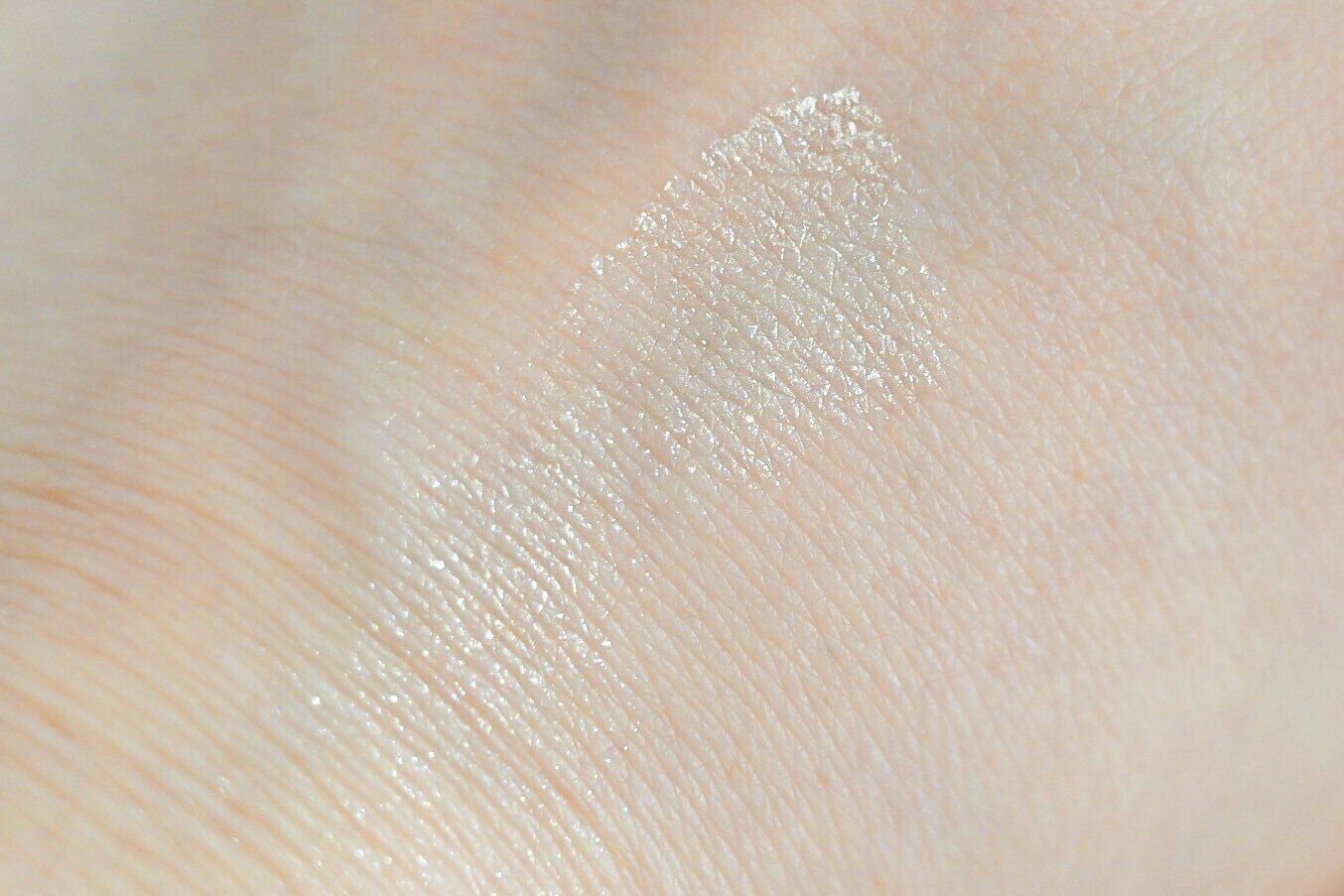 手に付けたラメ