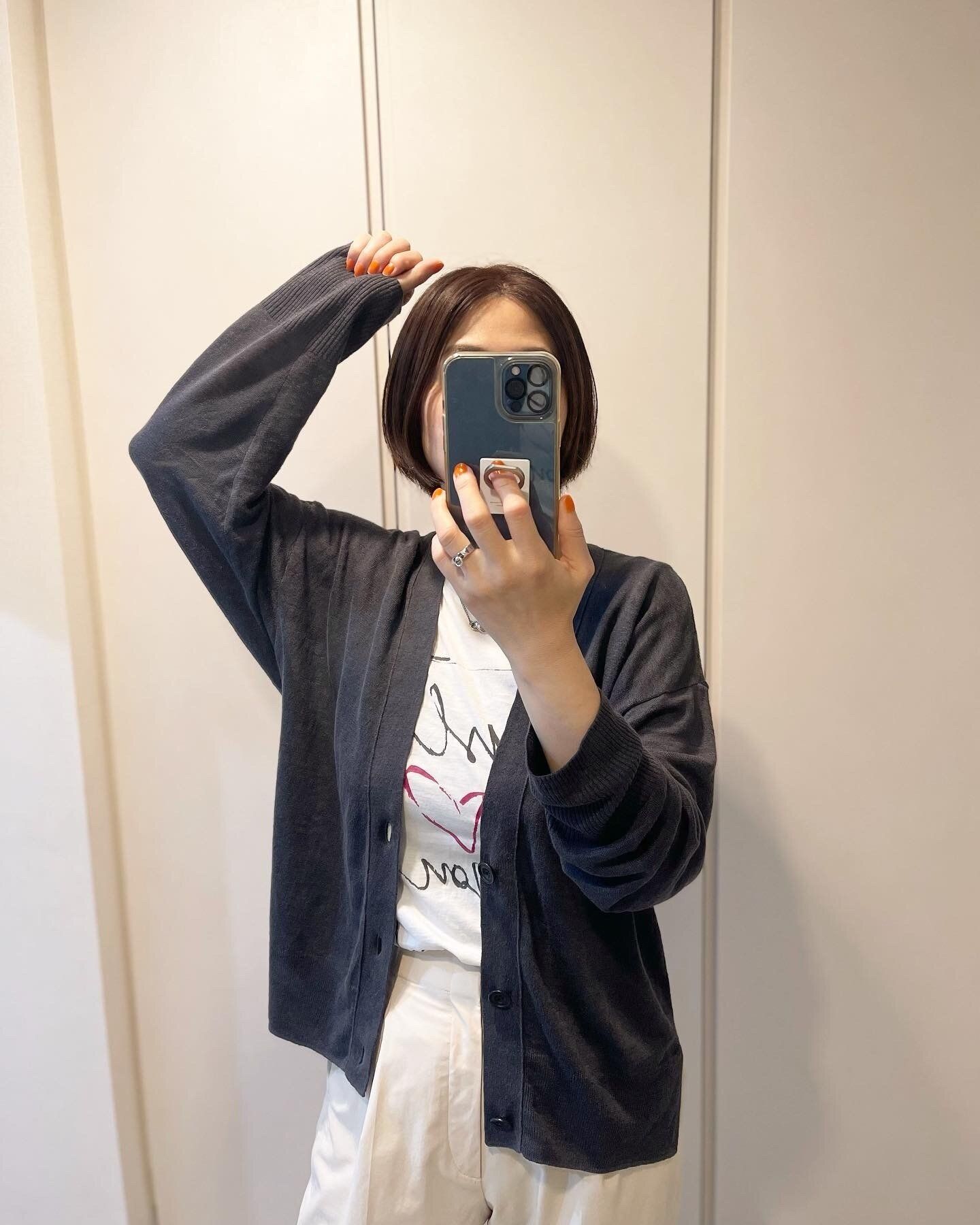 グレーカーデとTシャツ