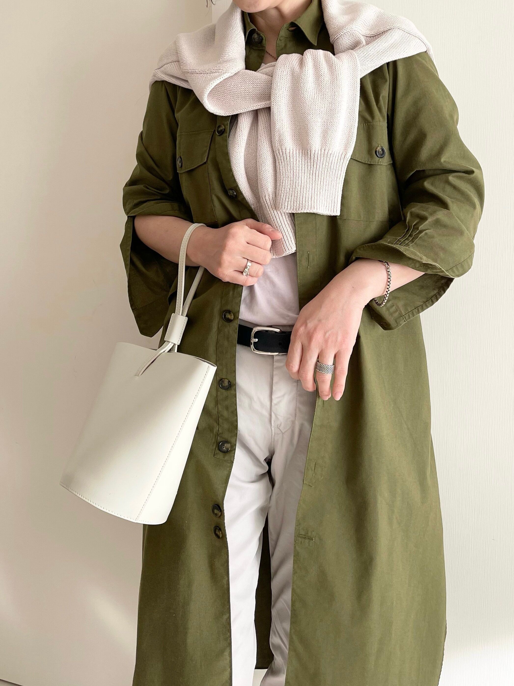 カーキシャツにグレーニット