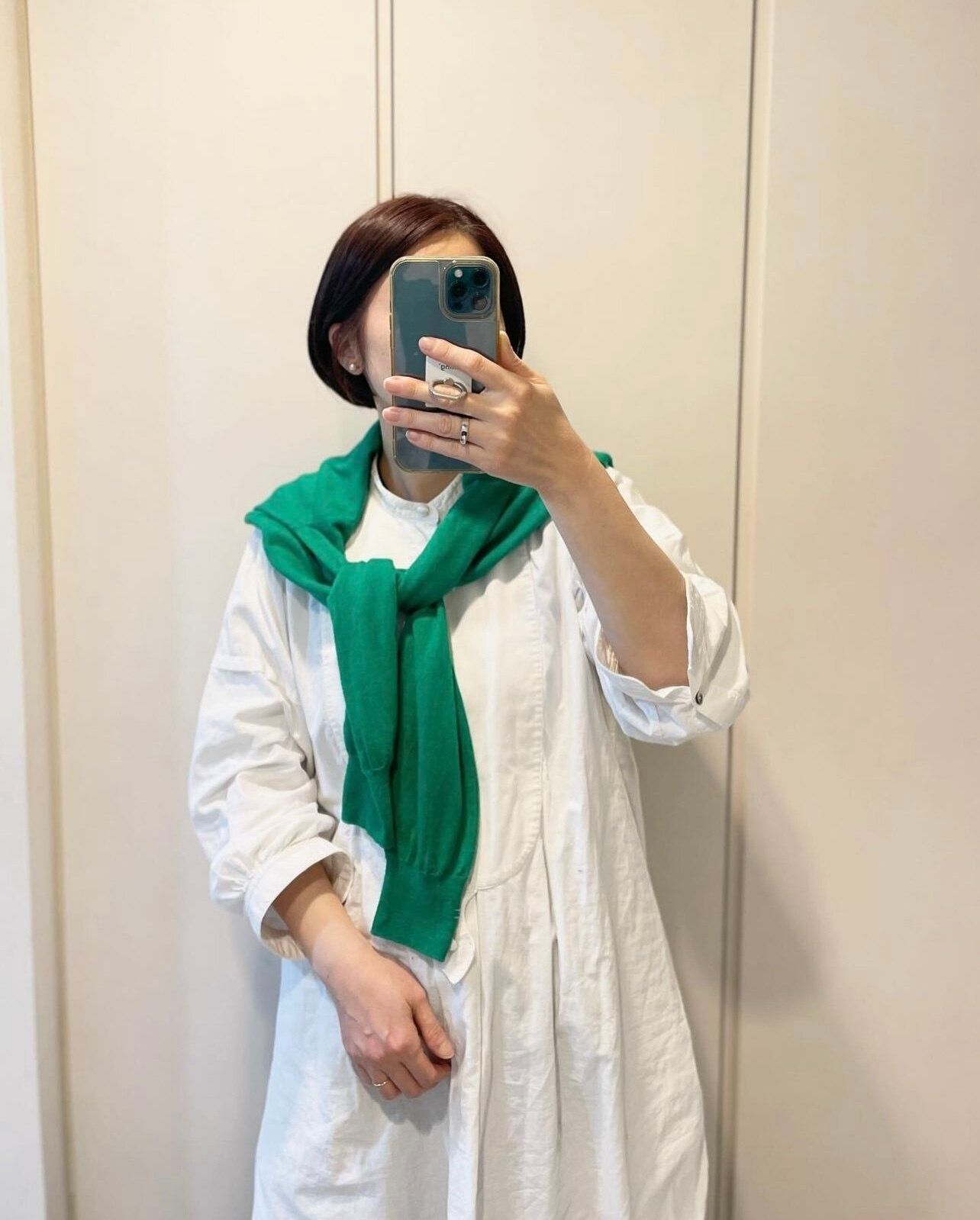 緑のカーディガンと白ワンピース