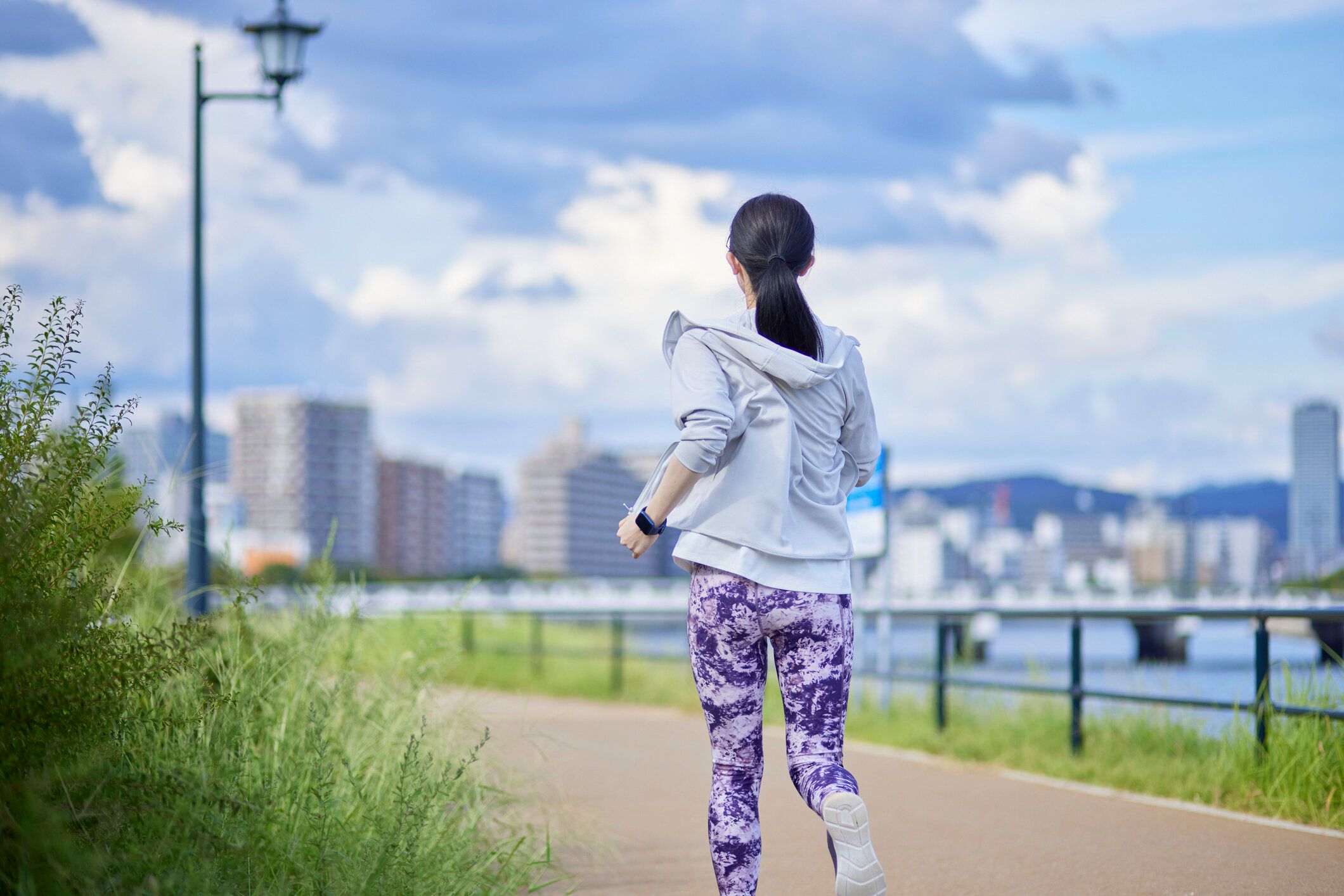 屋外で運動する若い日本人女性