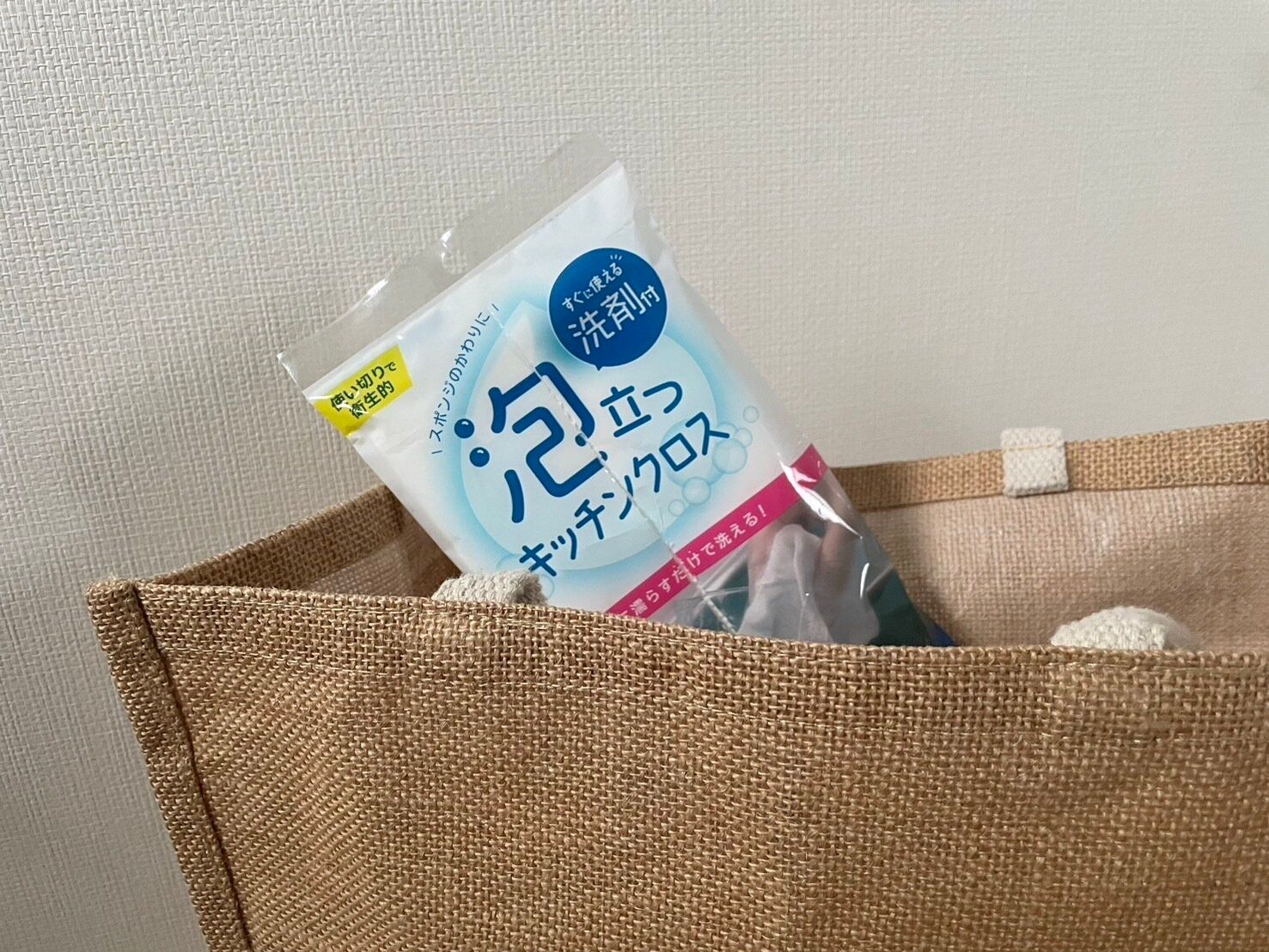 【セリア】洗剤不要で泡立つ！アウトドアシーズンに最適、これ1つで洗剤いらずのキッチンクロス