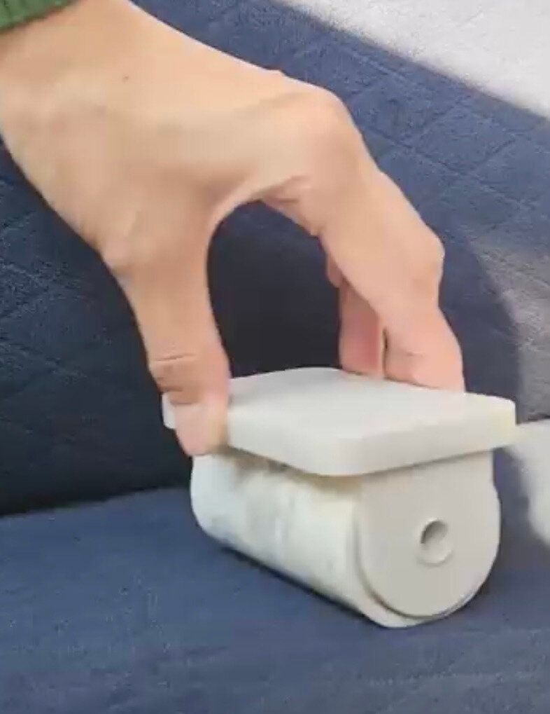 【セリア】車に常備できて便利!「カーペットクリーナー」