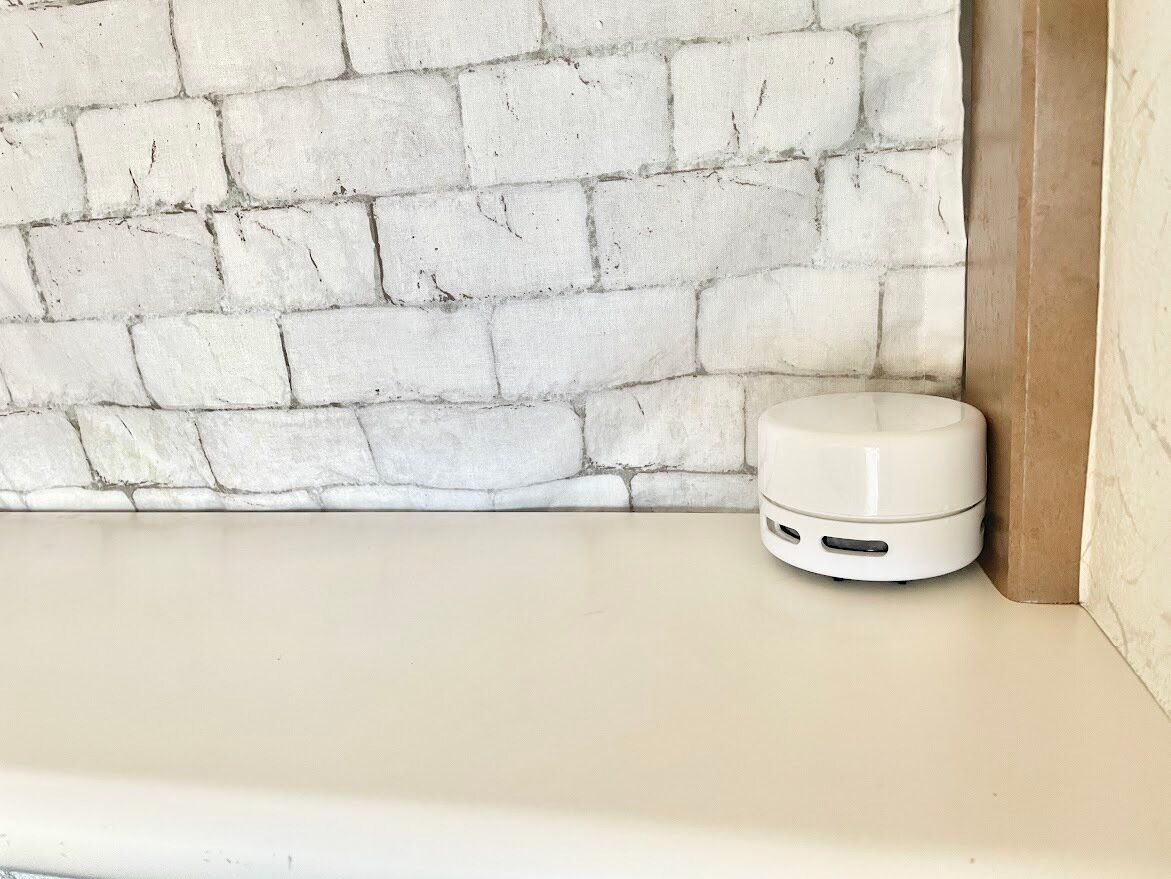 カウンターの上のダイソー「電池式卓上クリーナー」