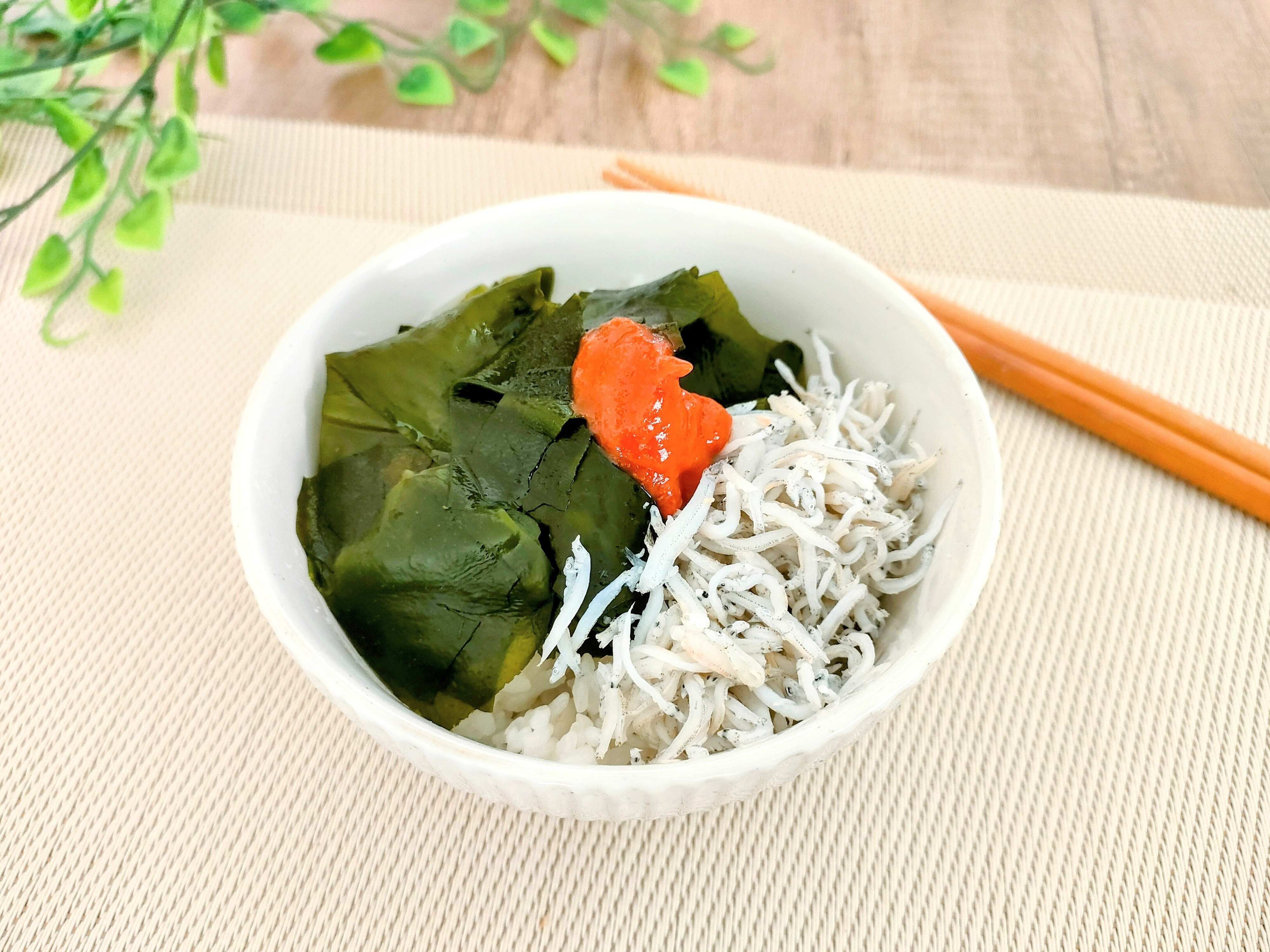 梅ごしょうをのせたわかめ丼