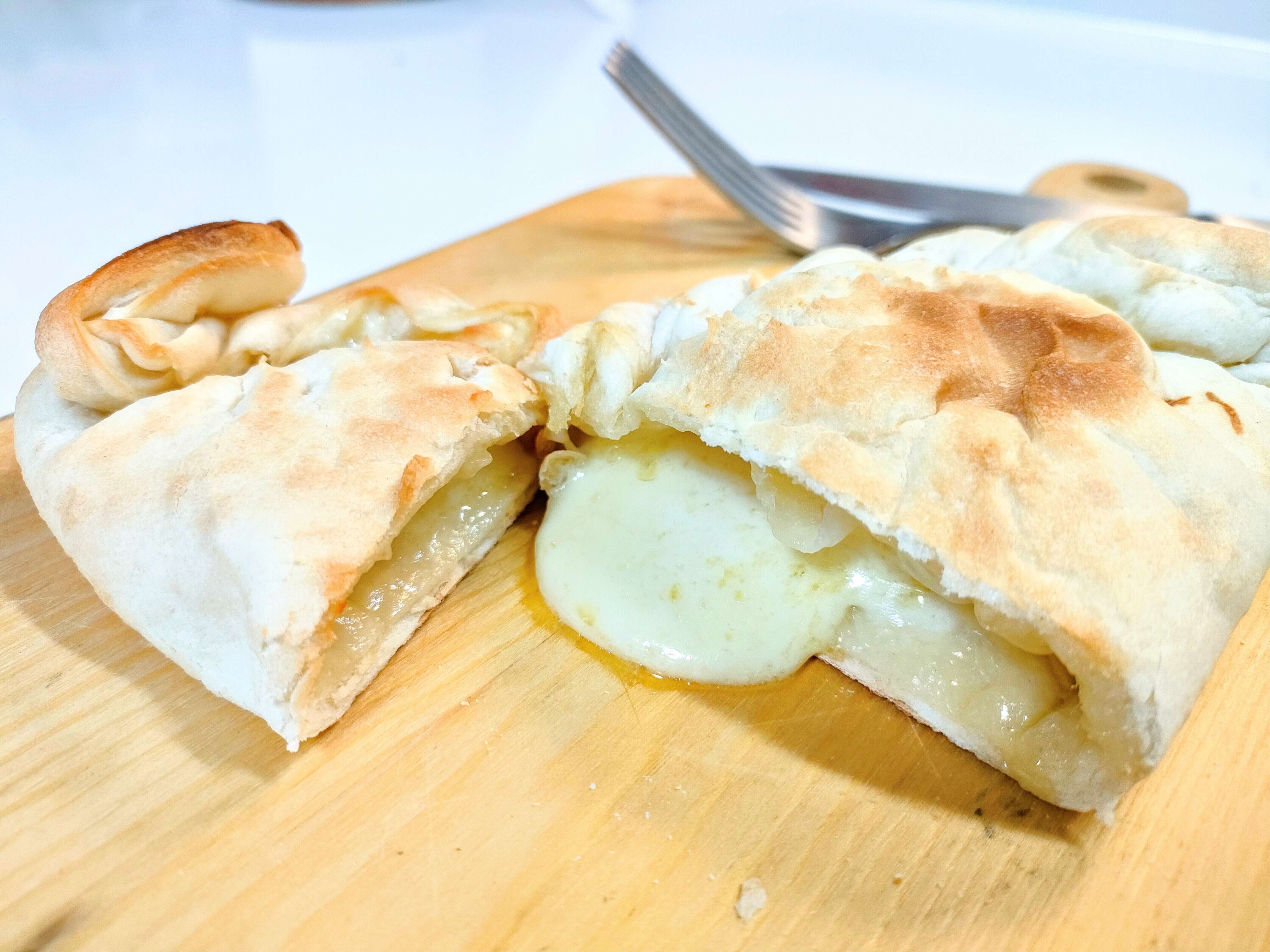 カルツォーネ　チーズ