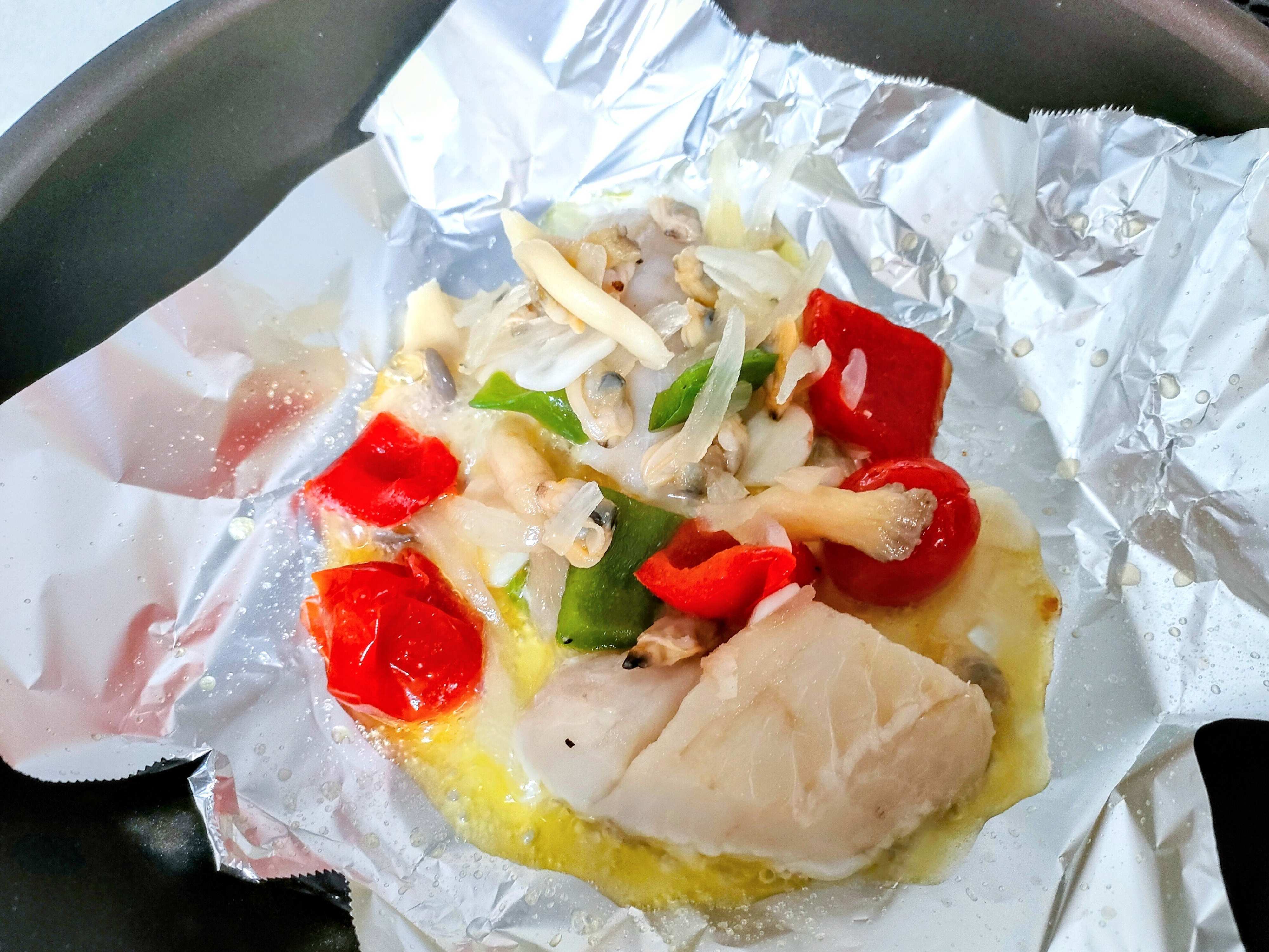 フライパンにアクアパッツァをいれて焼く