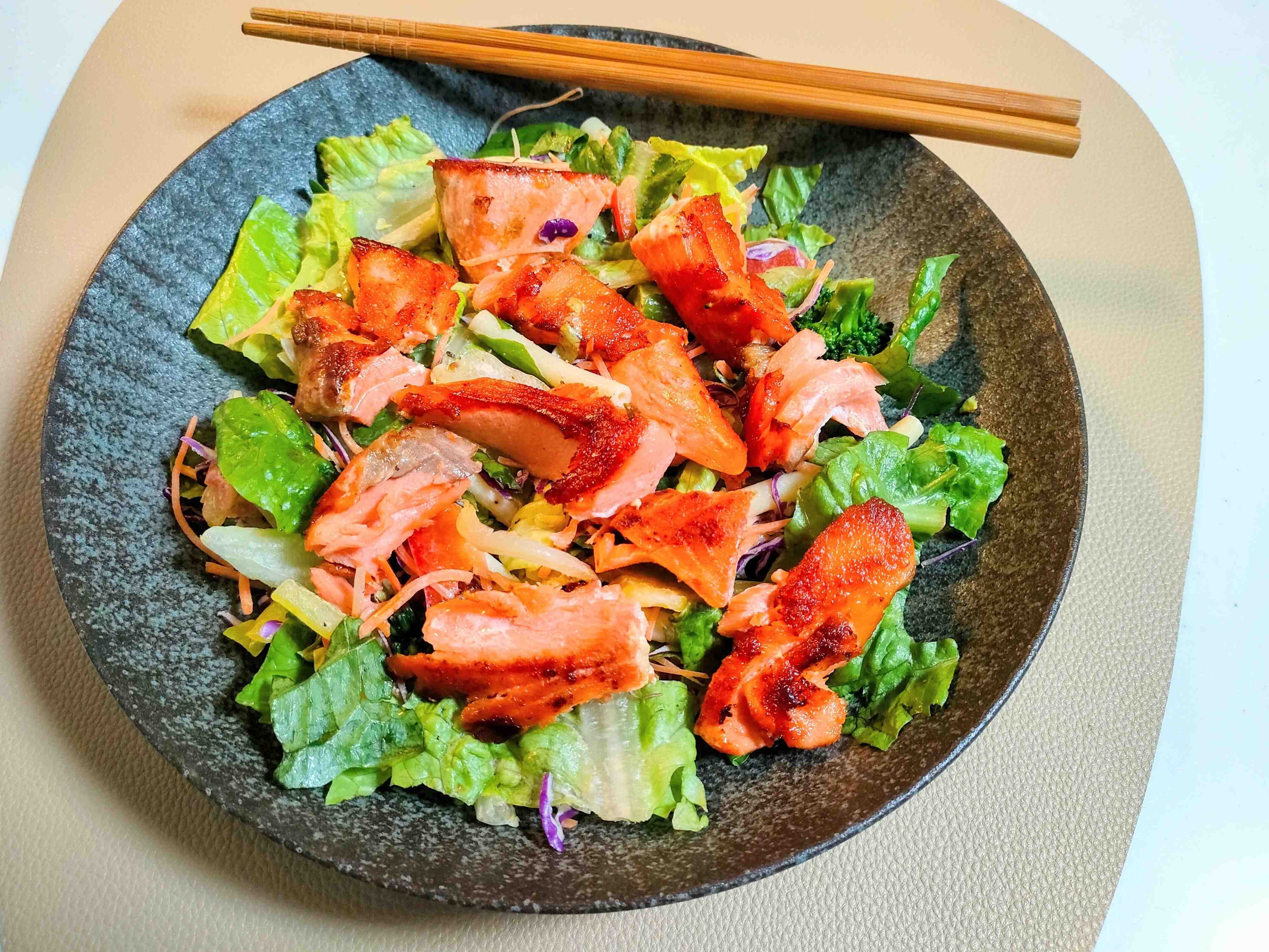 パリパリ鮭のボリュームサラダ