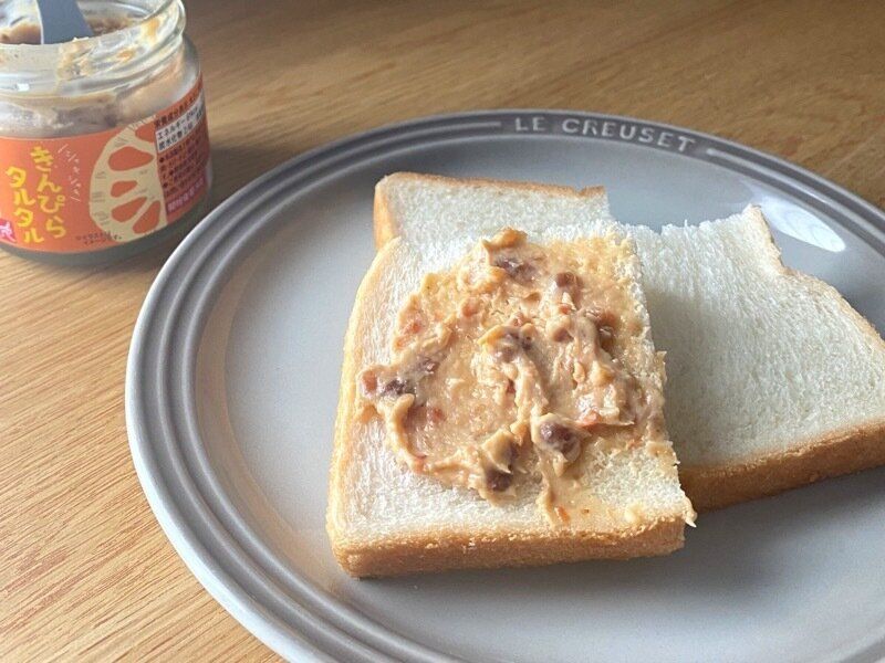 きんぴらタルタルをぬった食パン