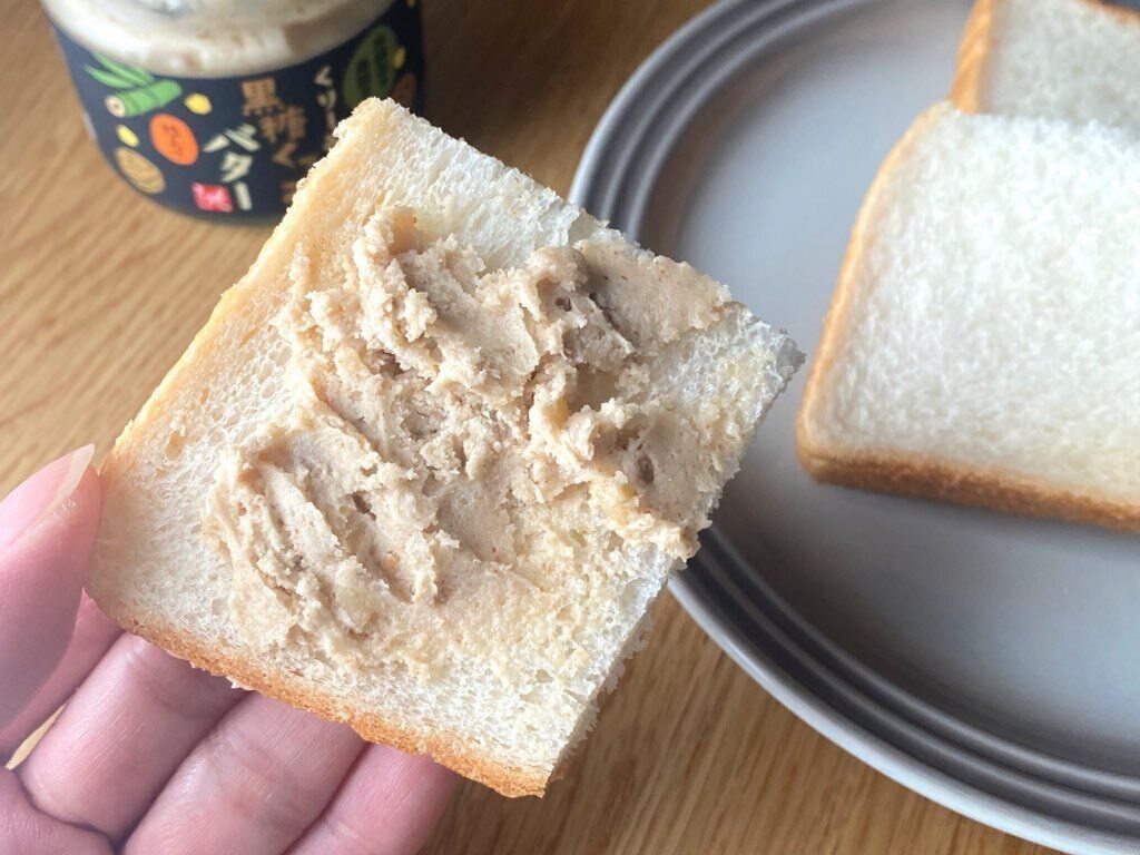 くりーみぃ黒糖くるみバターをぬったパン