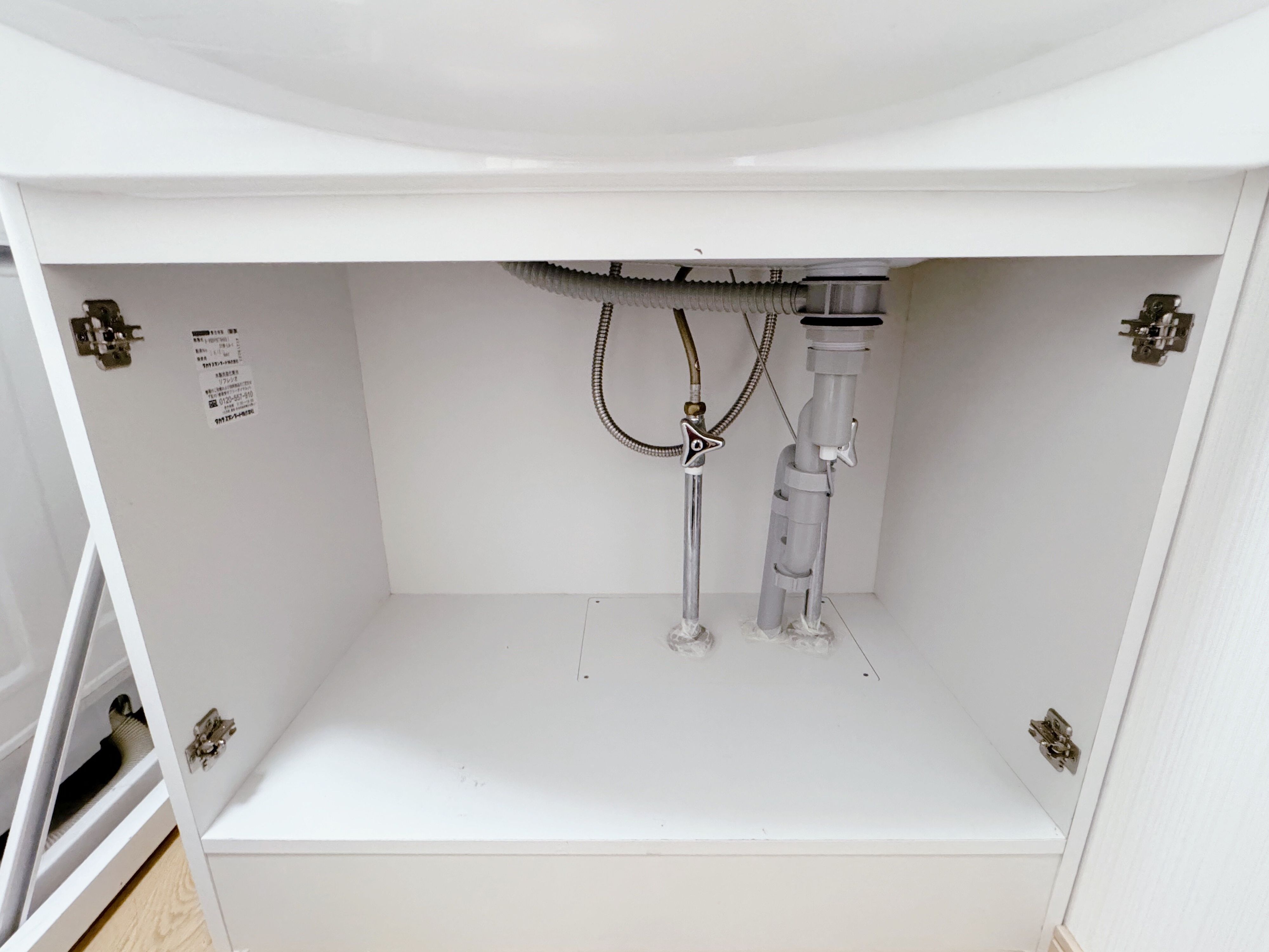 洗面台の扉を外す