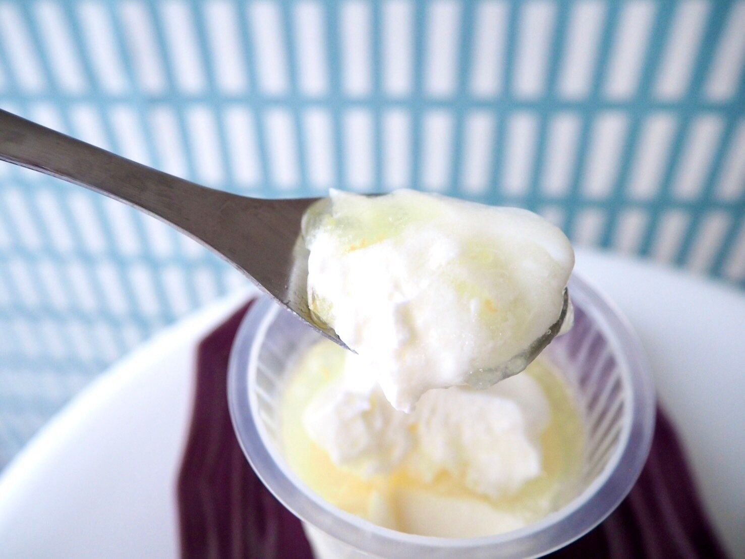 シャトレーゼ「瀬戸内レモンミルクプリン」スプーンのせ写真