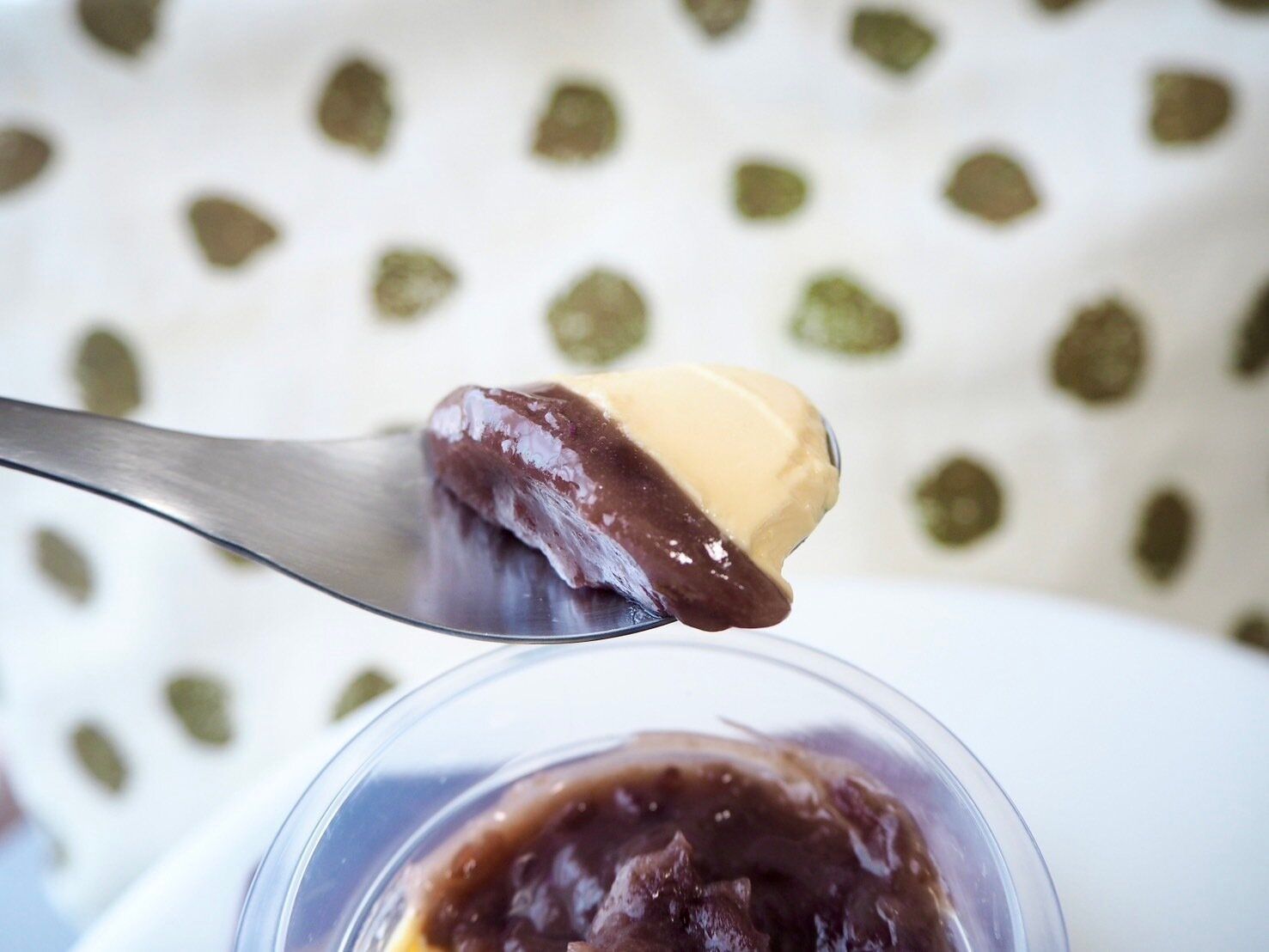 シャトレーゼ「餡とプリン 北海道産小豆」スプーンのせ写真
