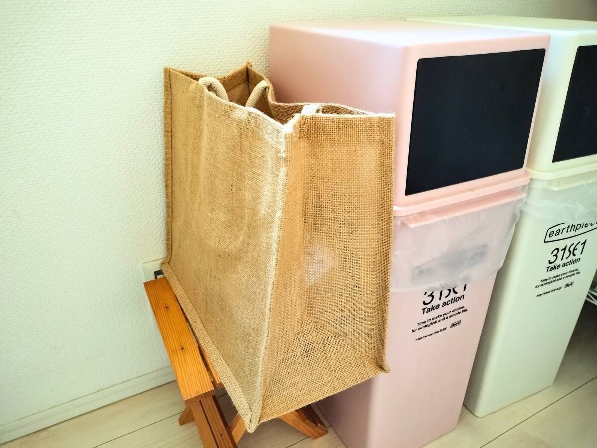 ゴミ箱の脇に置かれたジュートマイバッグ