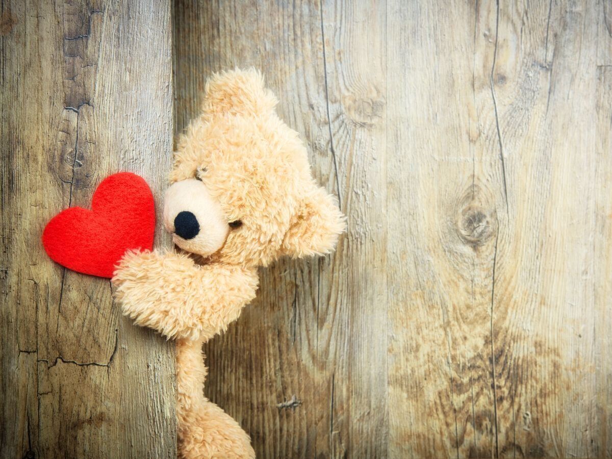 ハートを持ったくまのぬいぐるみ