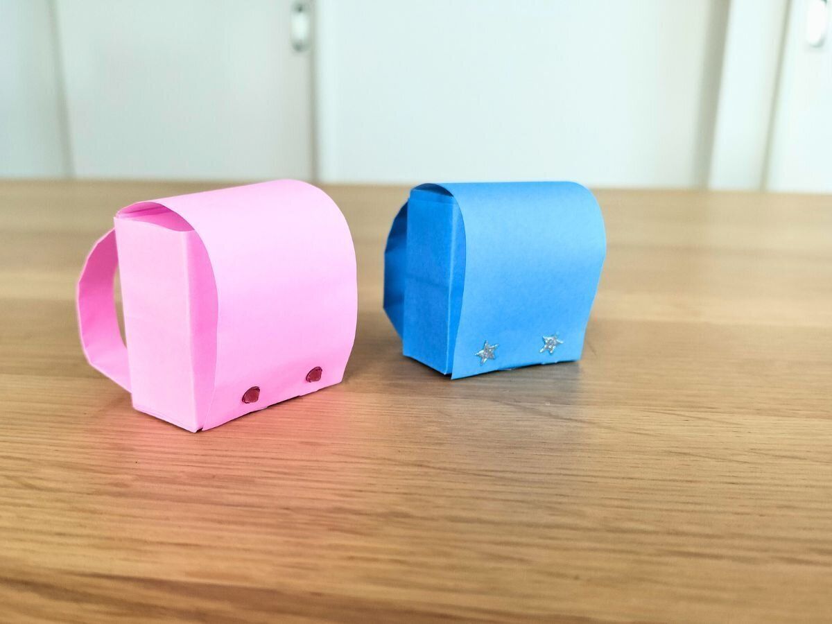 折り紙で作ったピンクと水色のランドセル