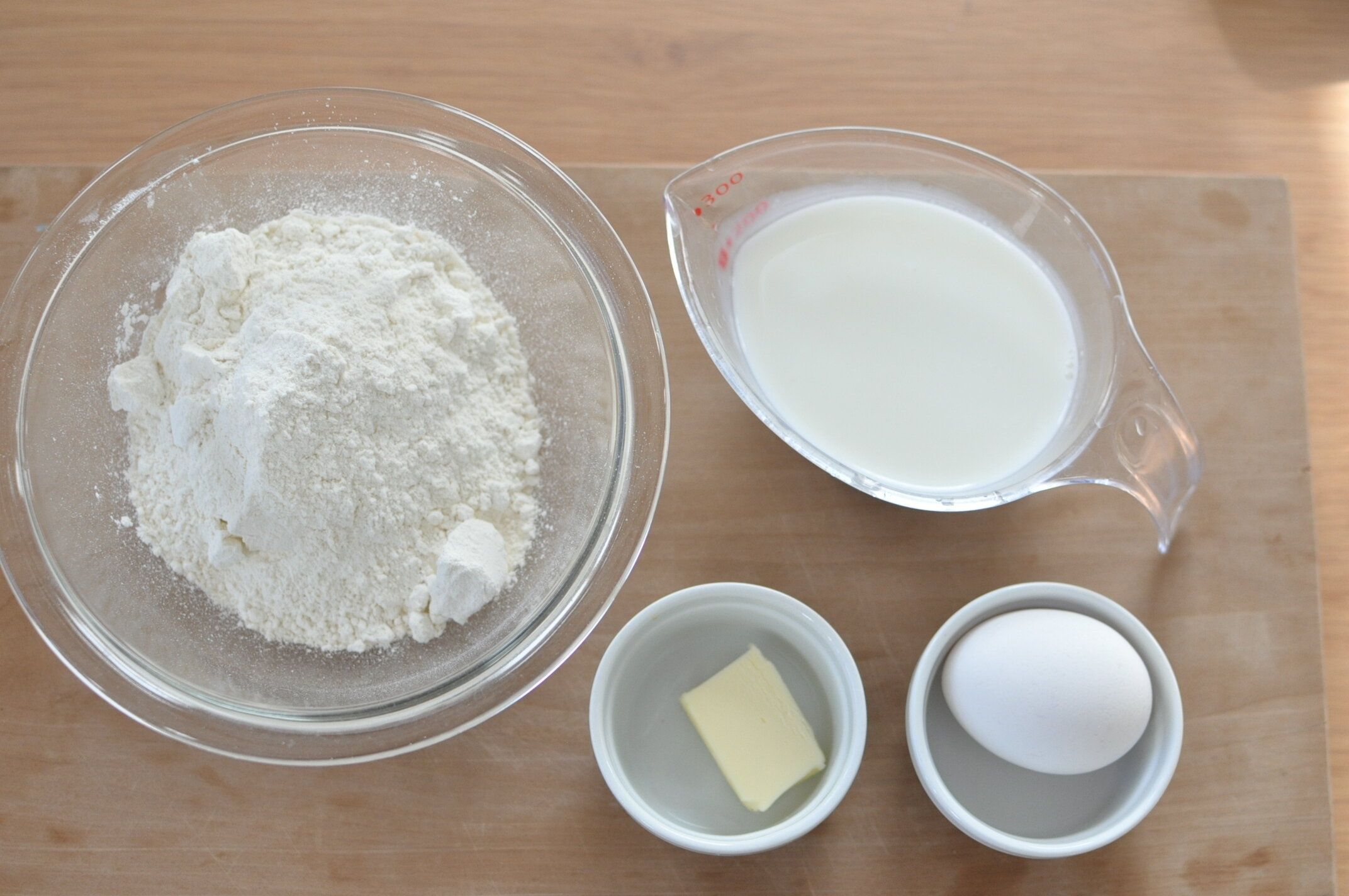 分厚いケーキサンドの材料を並べた様子