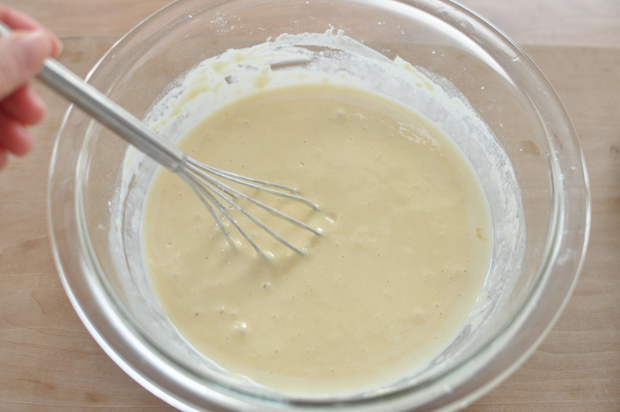 ボウルに生地の材料を入れて混ぜ合わせた様子