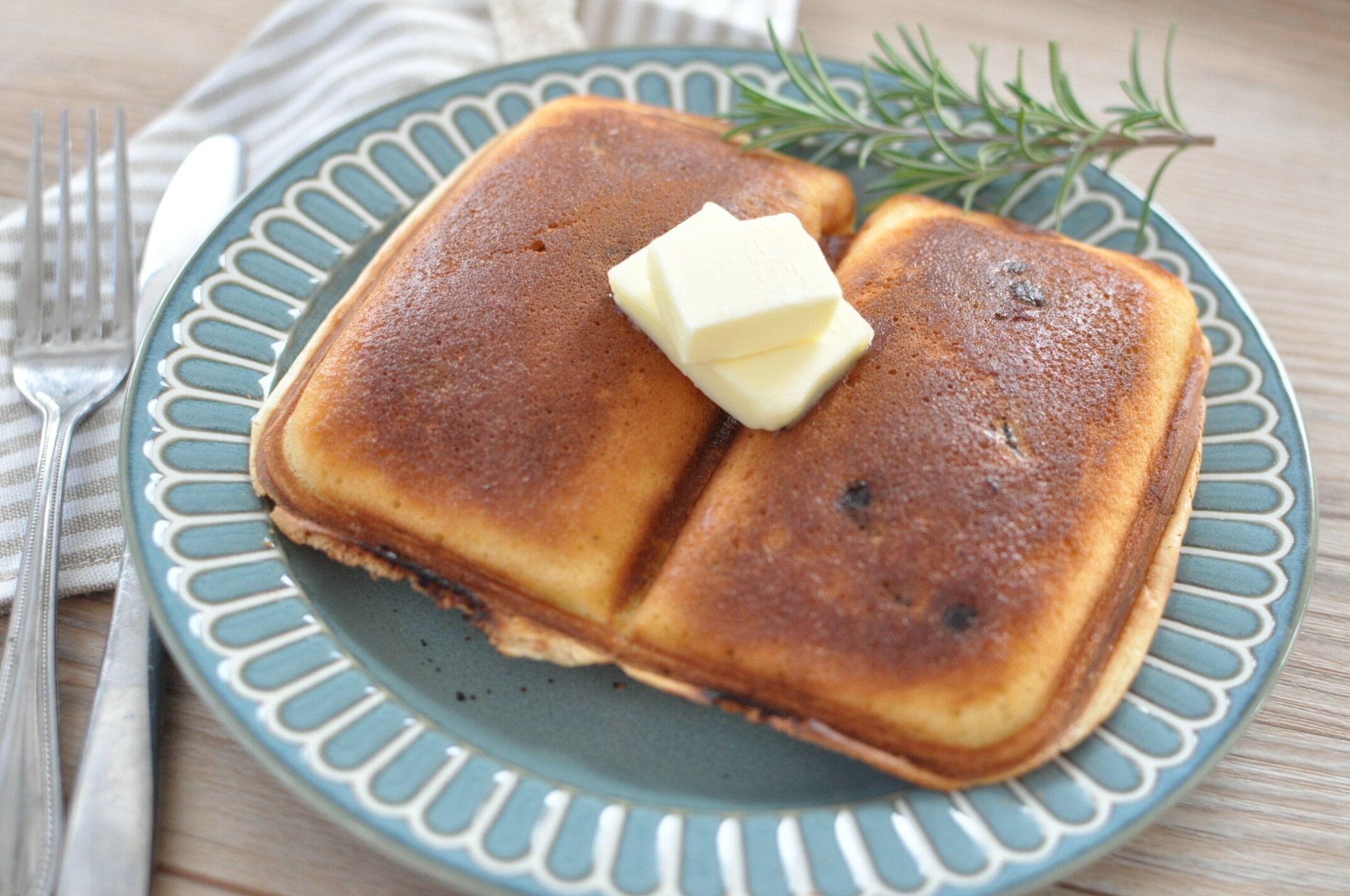 ホットサンドメーカーで焼いたケーキにバターをのせて盛り付けた様子