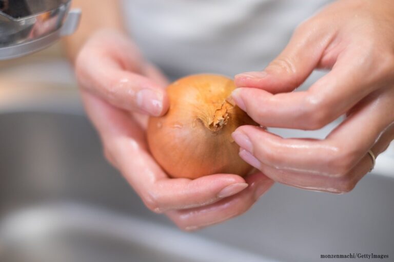 【冷凍貯金】料理が時短に！玉ねぎの冷凍とおすすめ活用レシピ2選