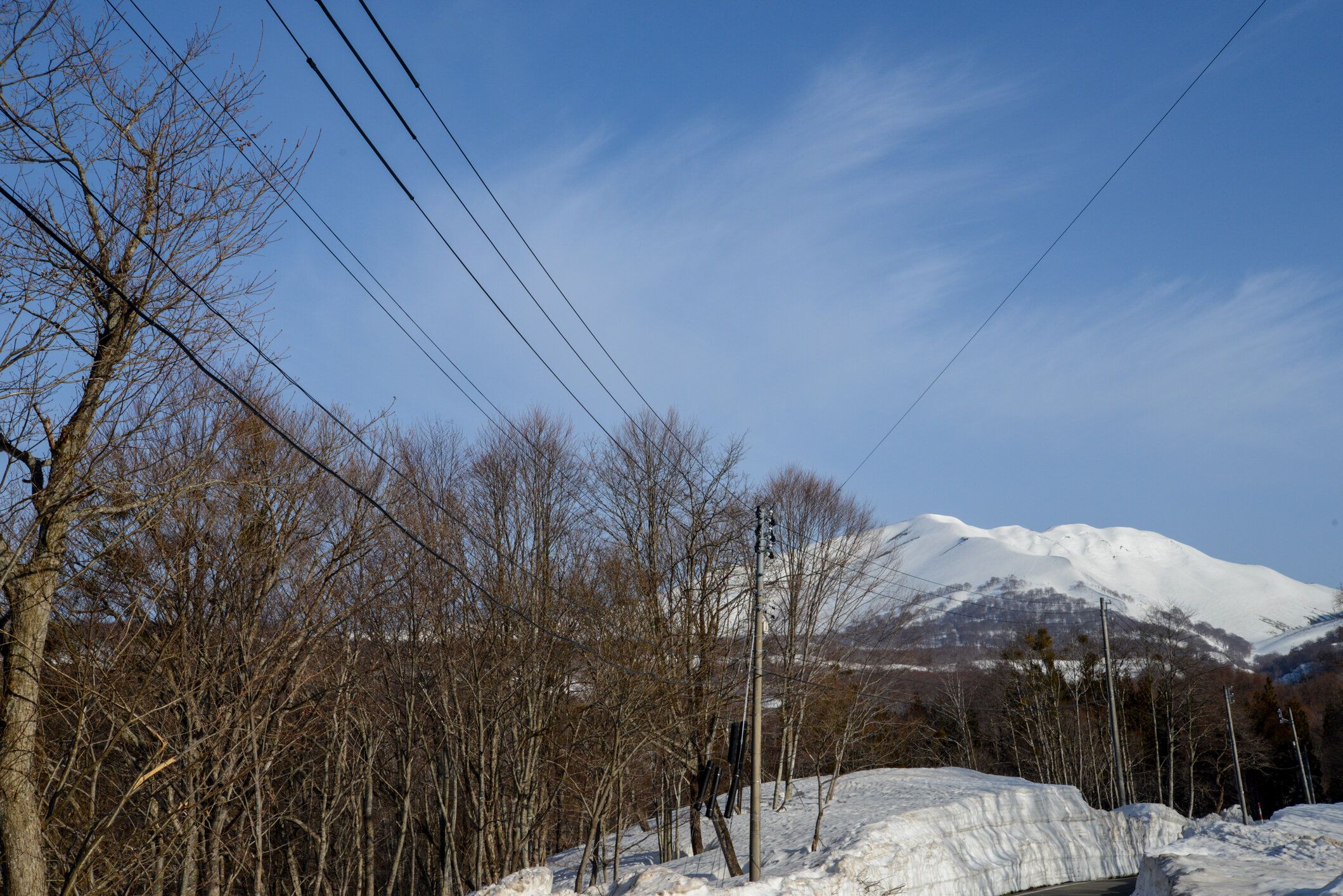 雪面に爽やかな青空が広がる早春の月山静温泉の眺め