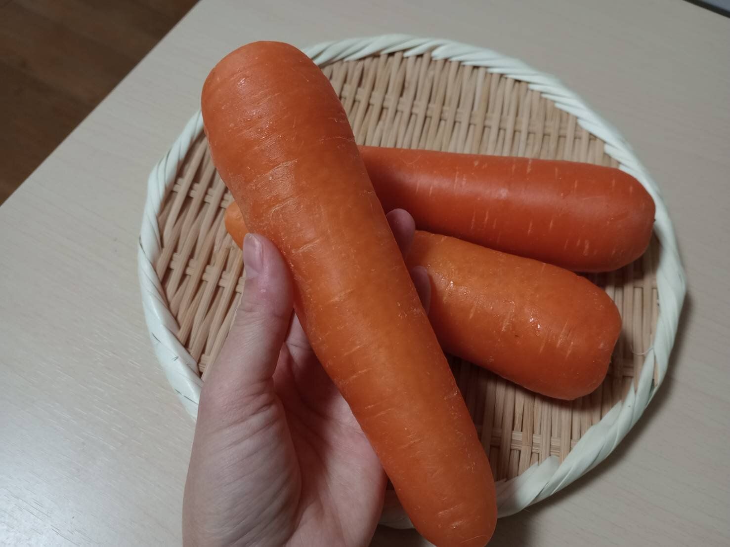 にんじんを持つ手