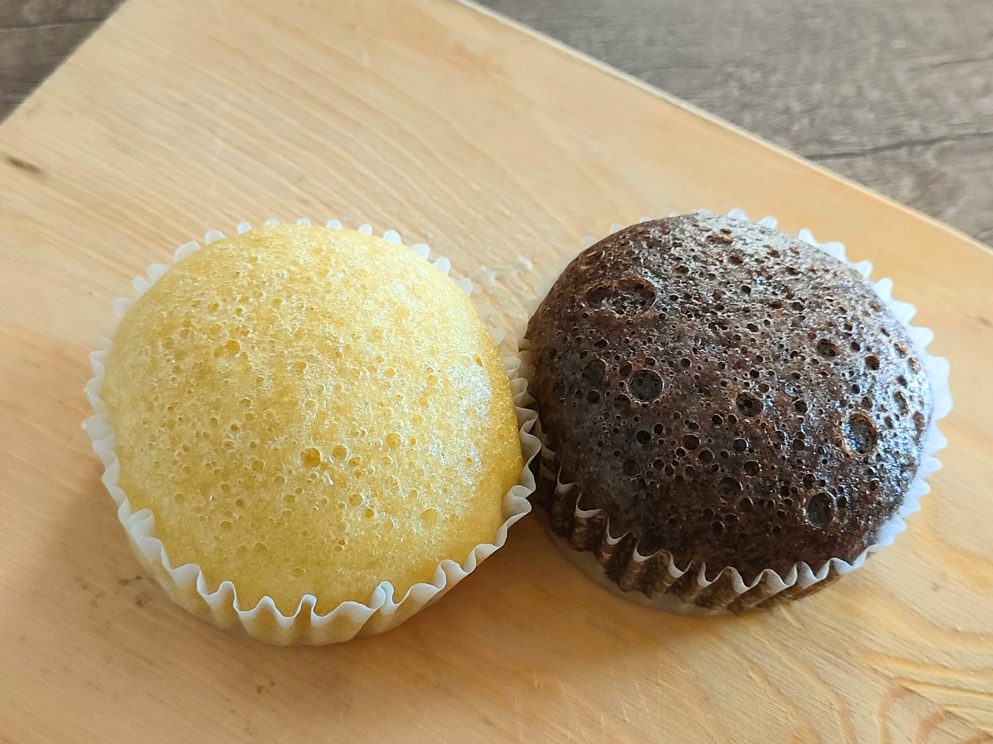 左がバナナ味、右がチョコ味のミニむしケーキ