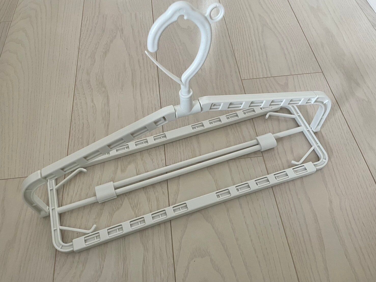 機能性抜群のハンガーはこれ！タオル干しに便利な3COINSの「伸縮ハンガー」