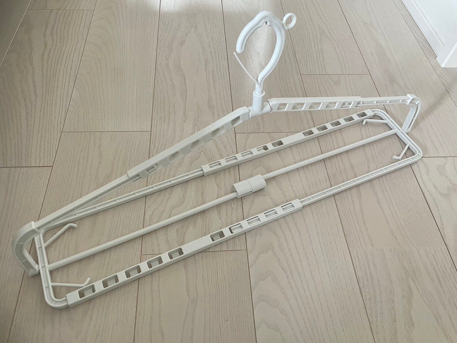 機能性抜群のハンガーはこれ！タオル干しに便利な3COINSの「伸縮ハンガー」