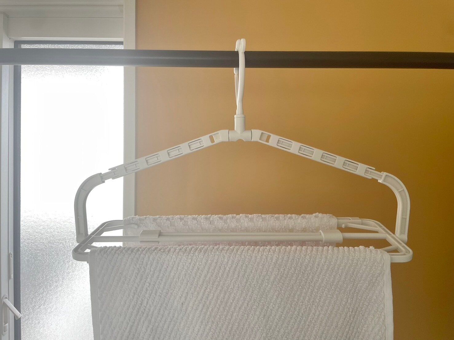 機能性抜群のハンガーはこれ！タオル干しに便利な3COINSの「伸縮ハンガー」