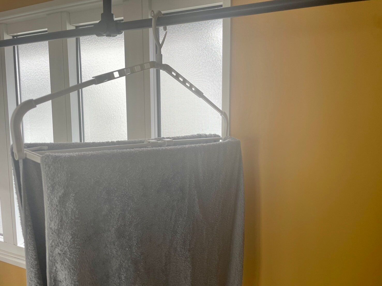 機能性抜群のハンガーはこれ！タオル干しに便利な3COINSの「伸縮ハンガー」