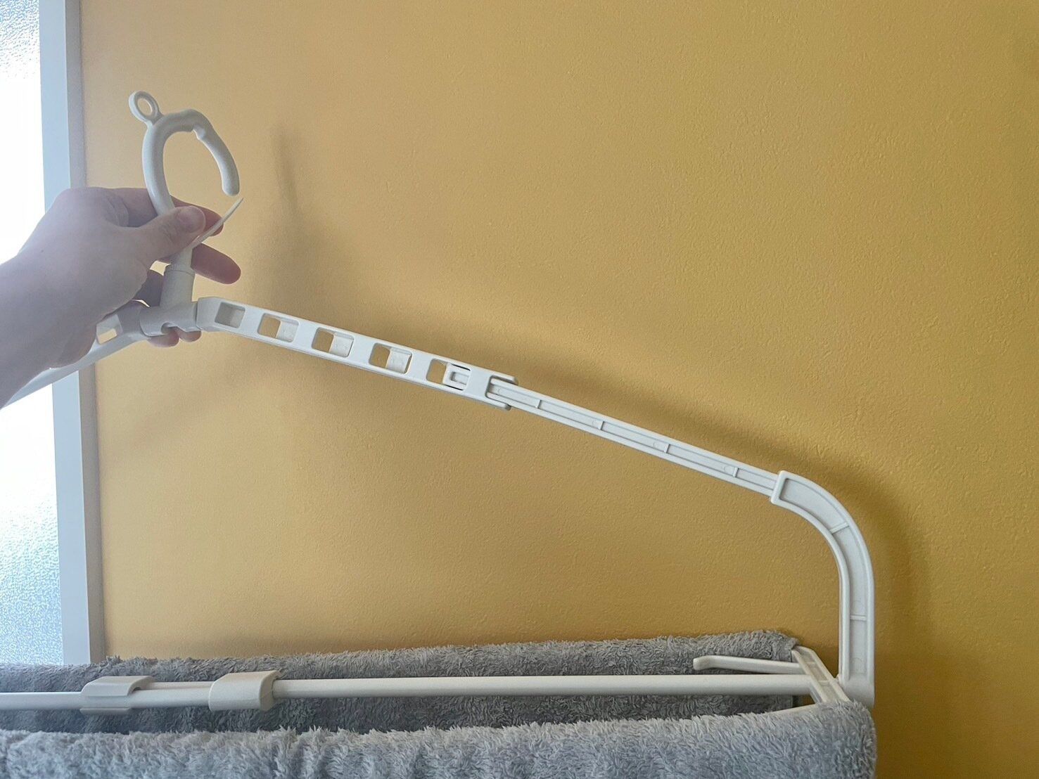 機能性抜群のハンガーはこれ！タオル干しに便利な3COINSの「伸縮ハンガー」