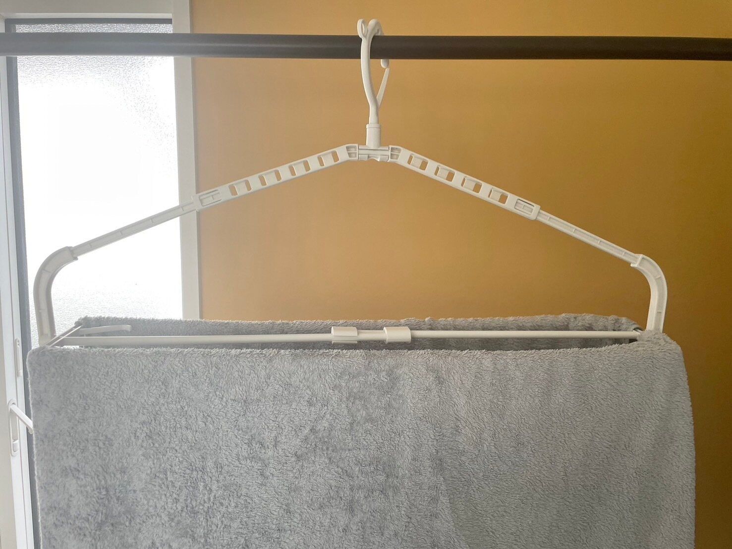 機能性抜群のハンガーはこれ！タオル干しに便利な3COINSの「伸縮ハンガー」