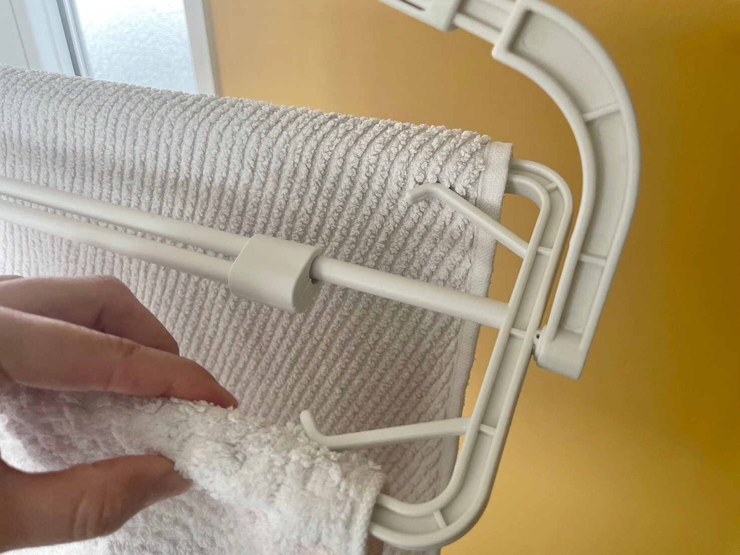 機能性抜群のハンガーはこれ！タオル干しに便利な3COINSの「伸縮ハンガー」