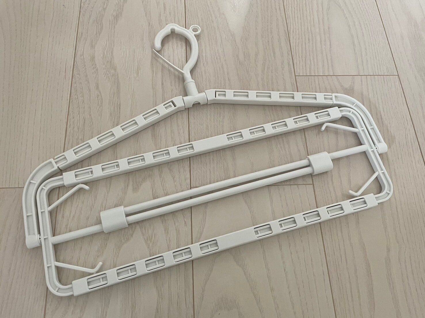 機能性抜群のハンガーはこれ！タオル干しに便利な3COINSの「伸縮ハンガー」