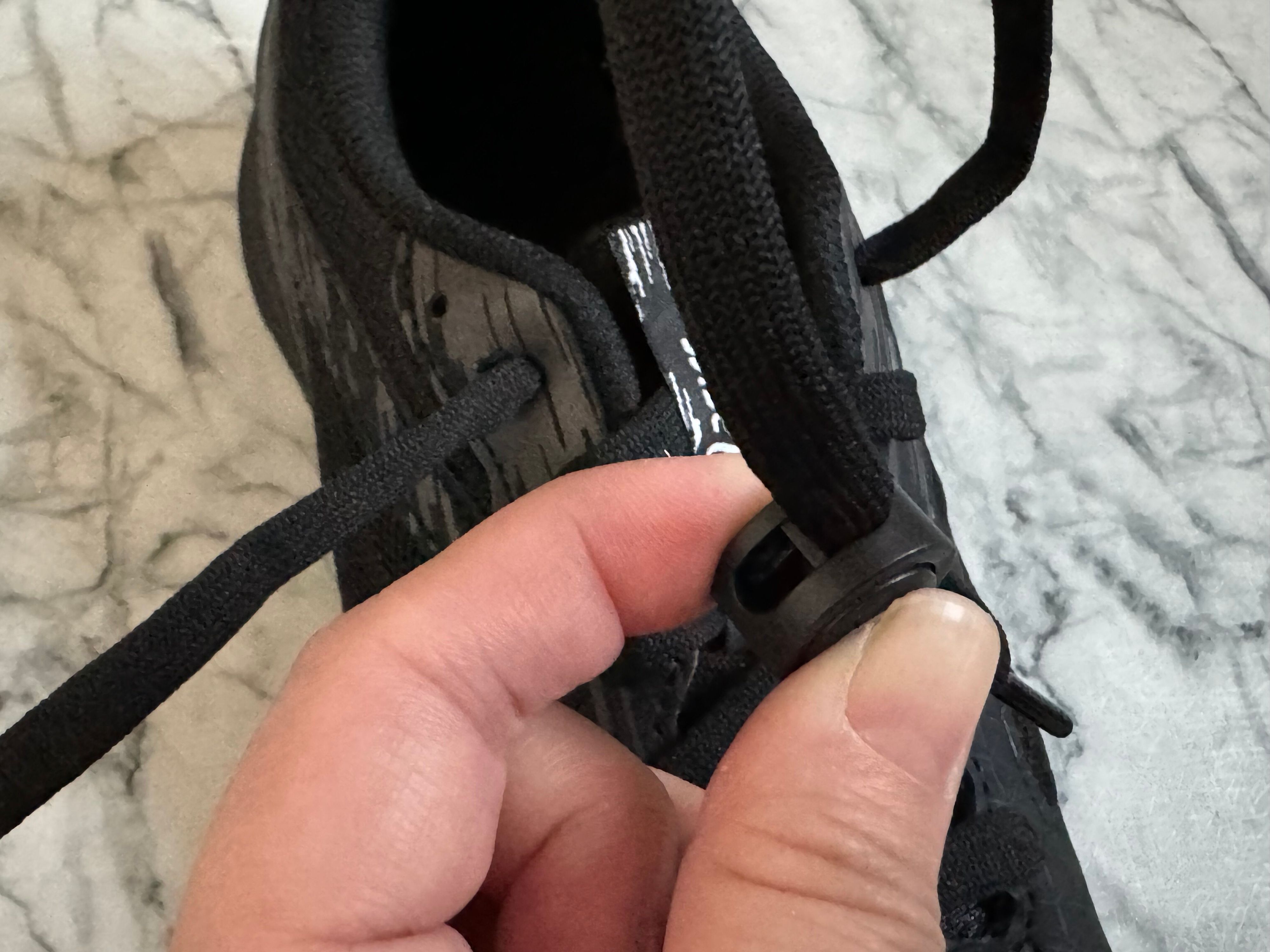 靴ひも調整パーツ