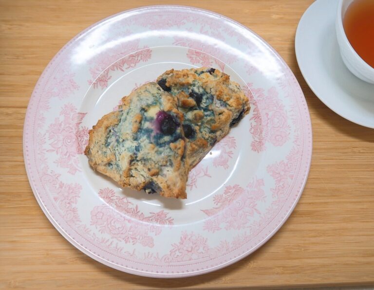 ホットケーキミックスで簡単！【ブルーベリーとクリームチーズのスコーン】のつくり方