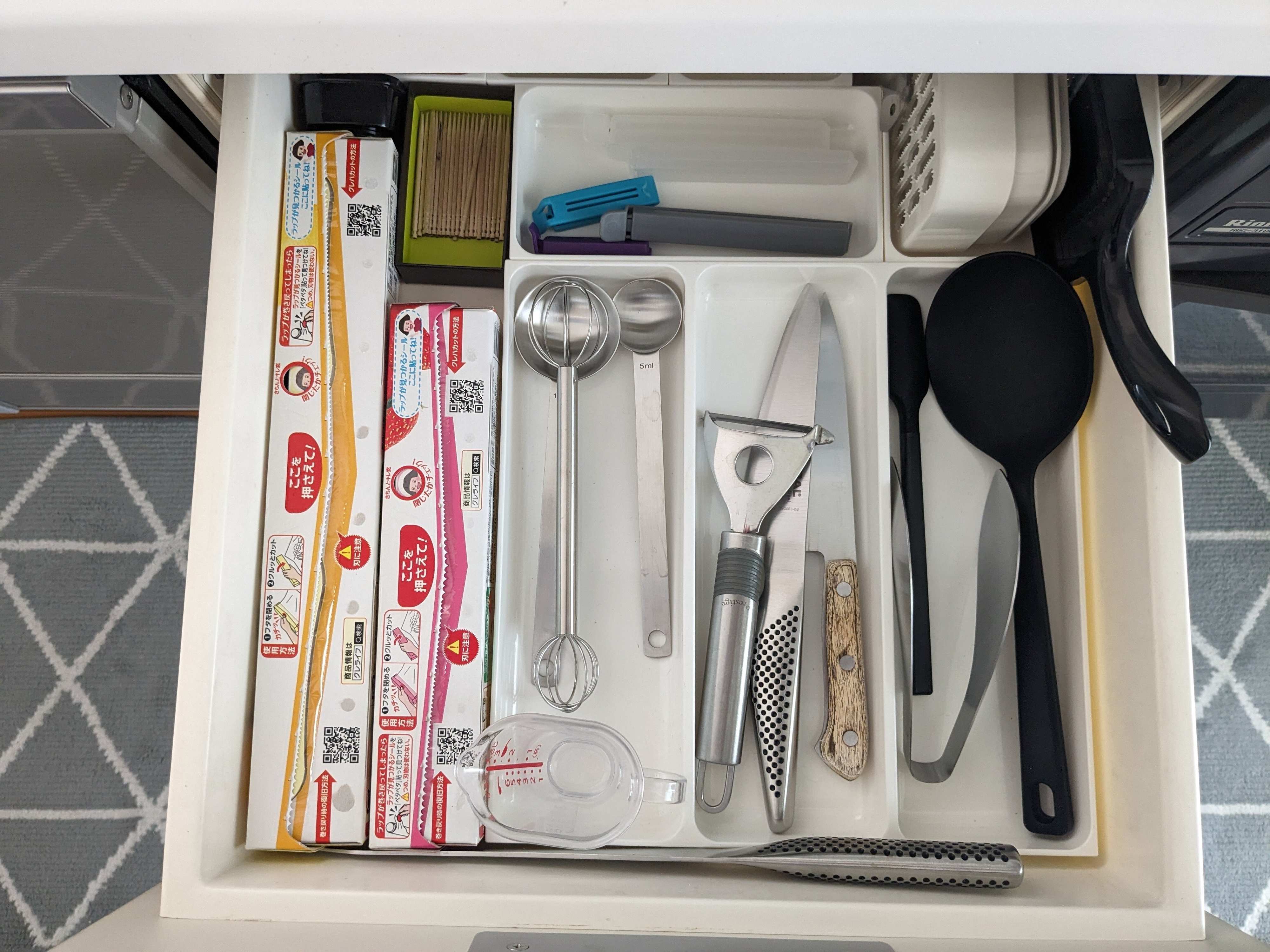 キッチンの最上段の引き出し。ラップや調理器具を収納。
