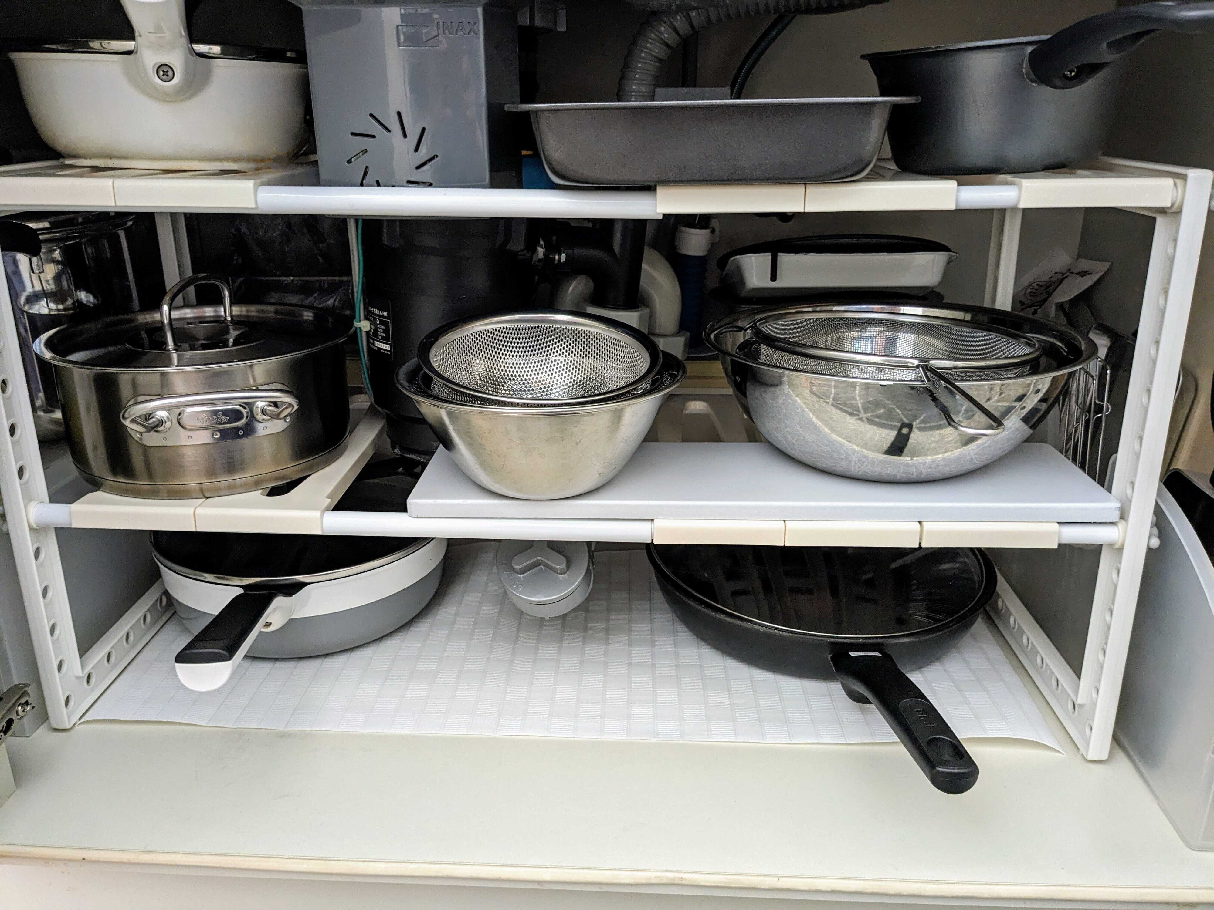 キッチンシンク下の調理器具収納。