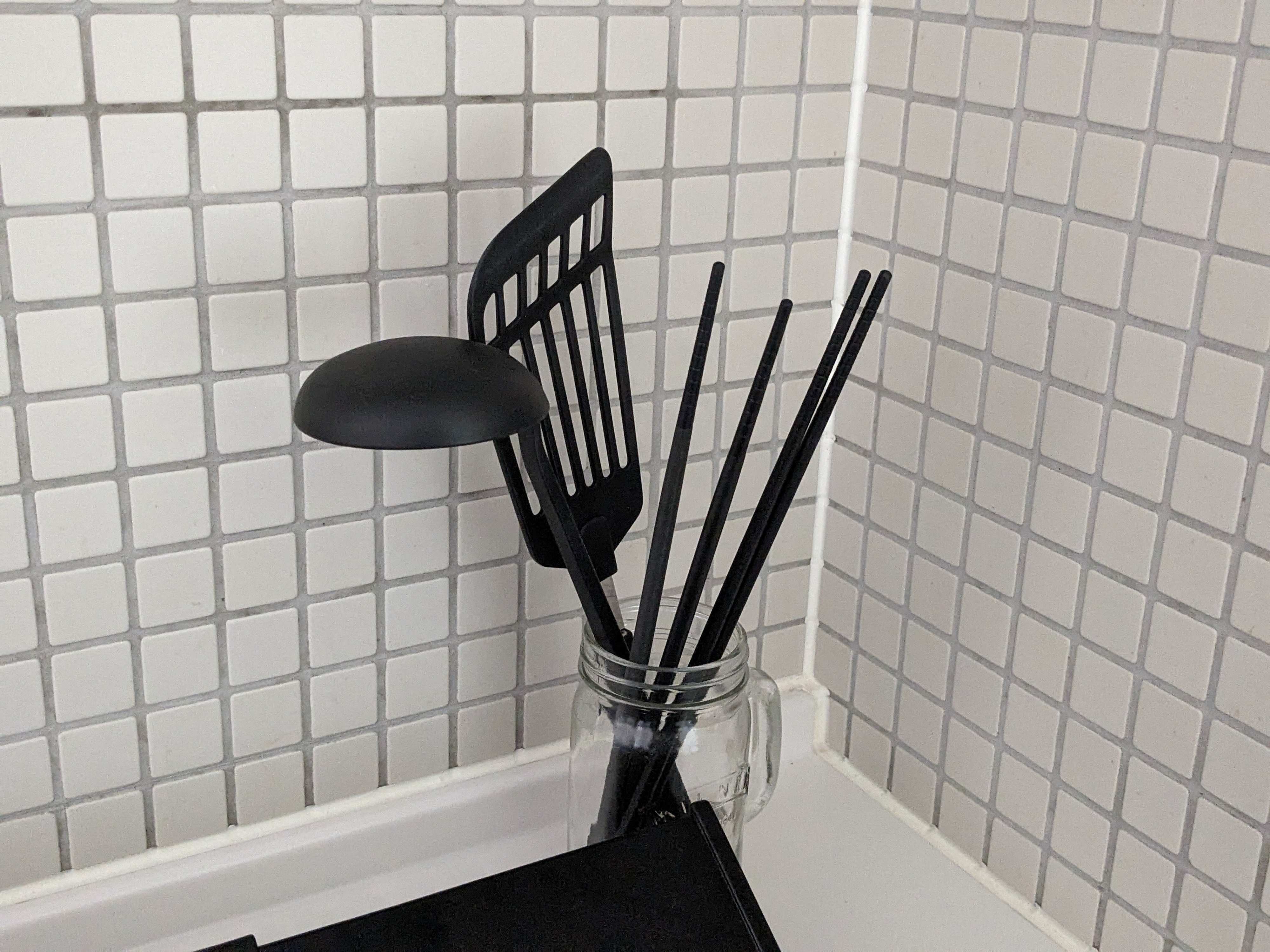 ガスコンロ横の調理器具収納。