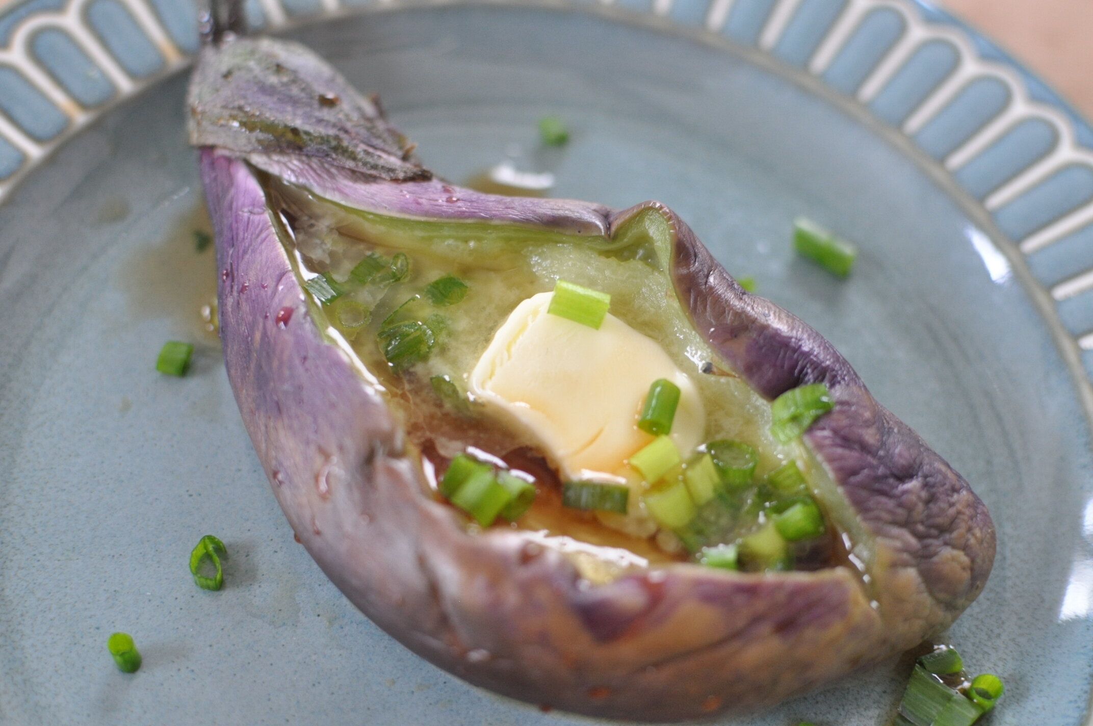 バタポンなすボートを盛り付けた様子