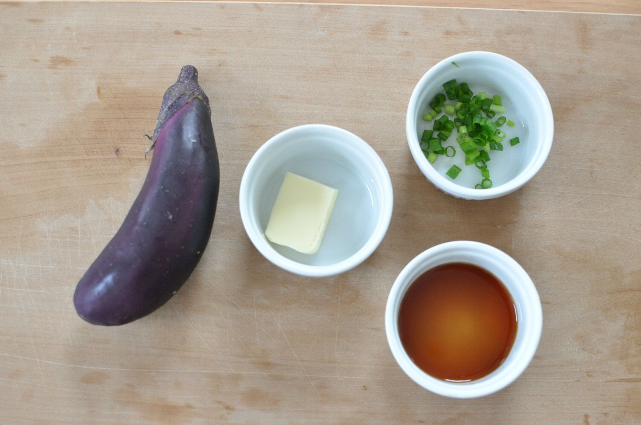 バタポンなすボートの材料を並べた様子