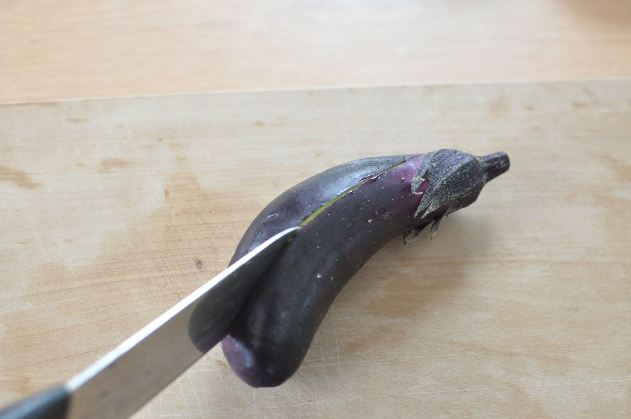 なすに切り込みを入れる様子