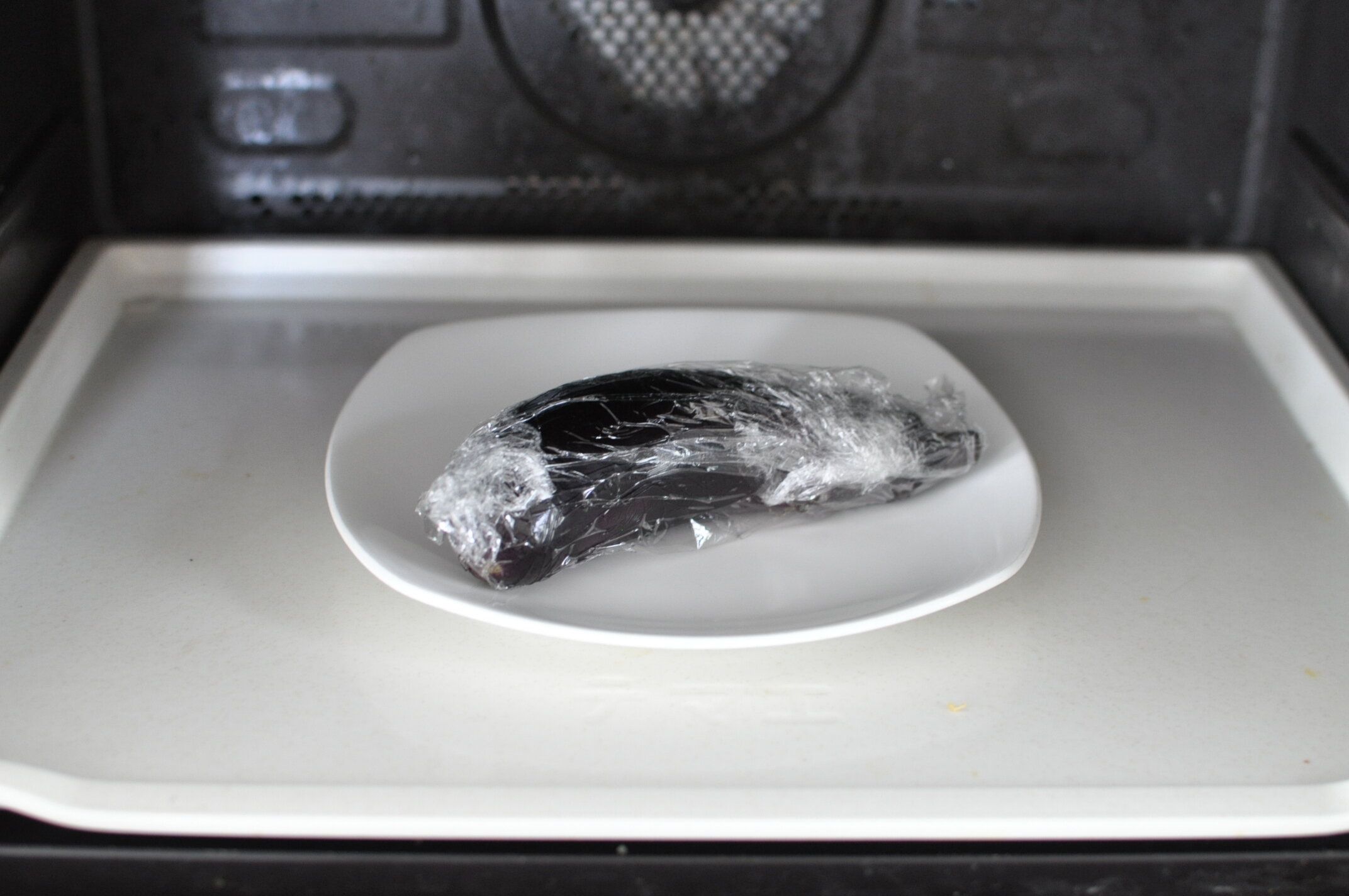 ラップに包んだなすをレンジで加熱する様子