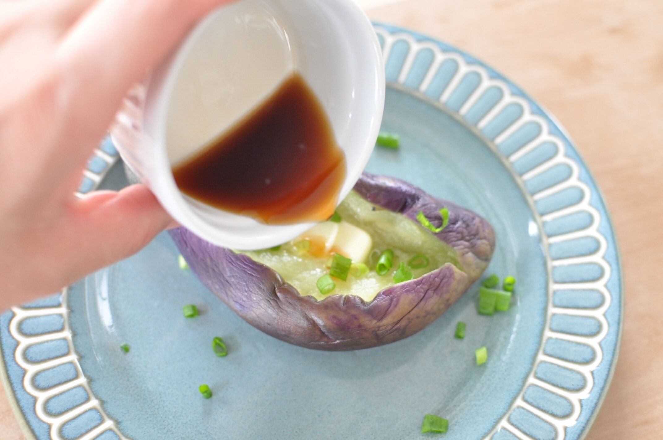 なすの切り込みにポン酢を掛ける様子